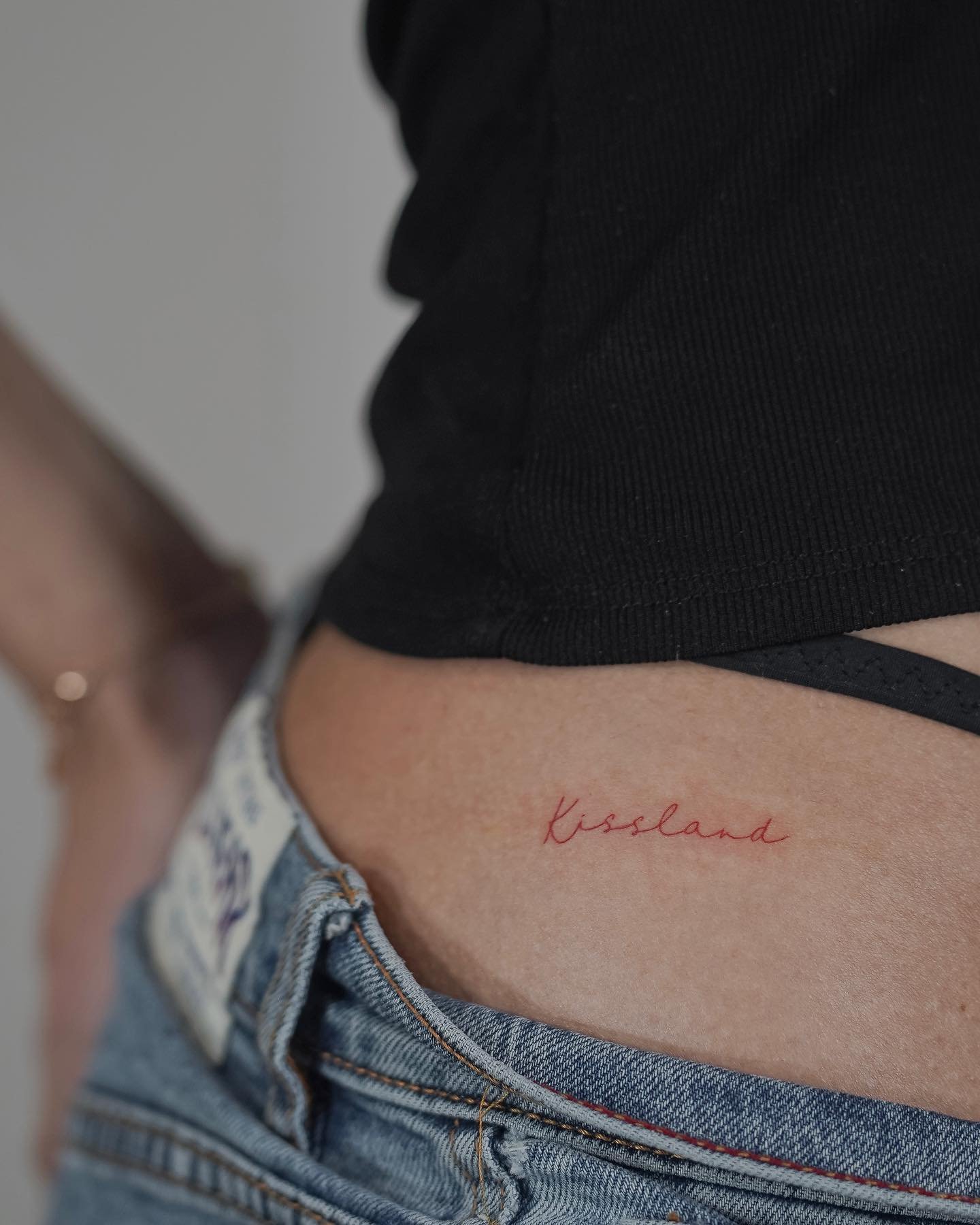 Tatuaje de frase en costilla, línea fina Sinkply Madrid