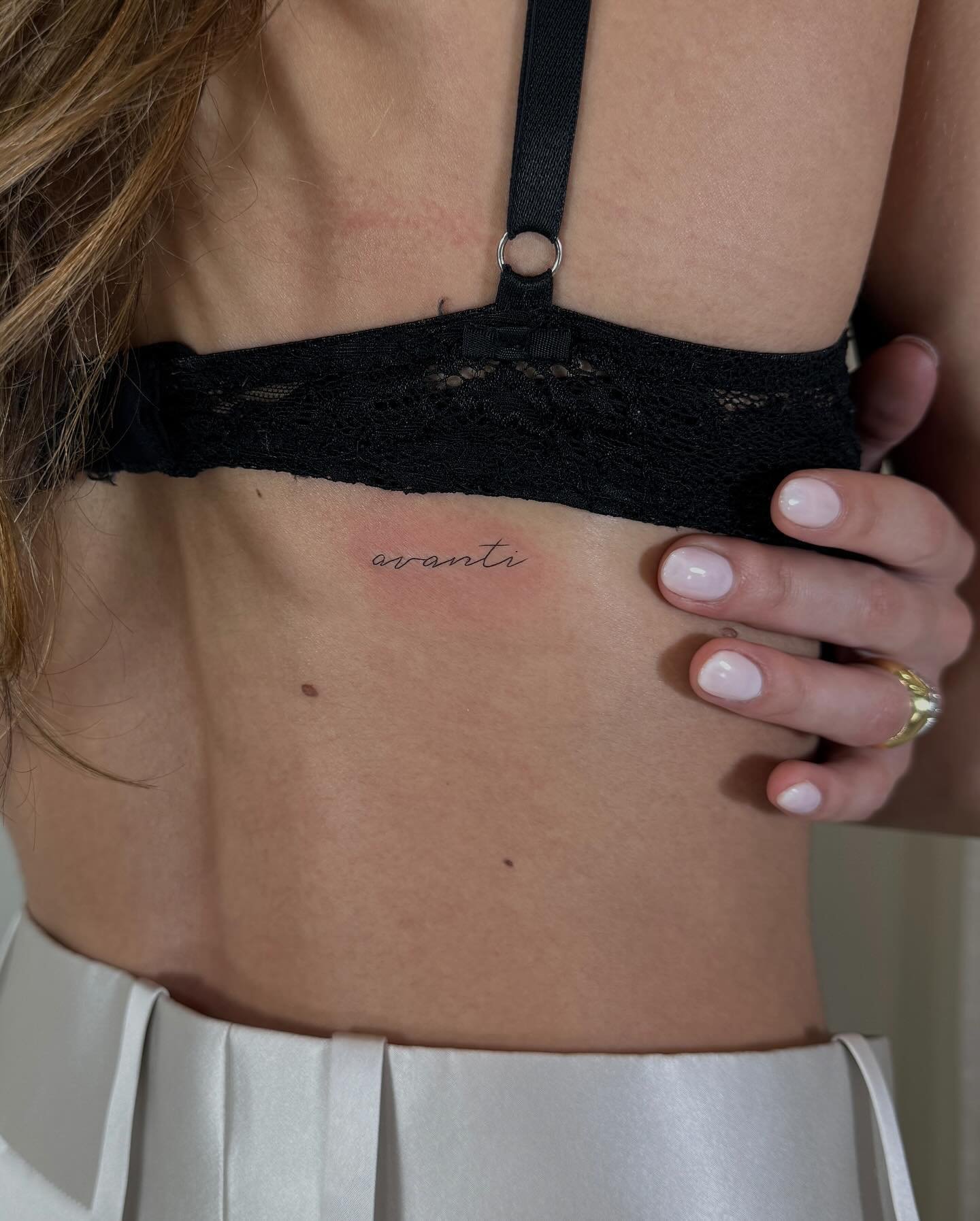 Tatuaje de frase en costilla, línea fina Sinkply Madrid