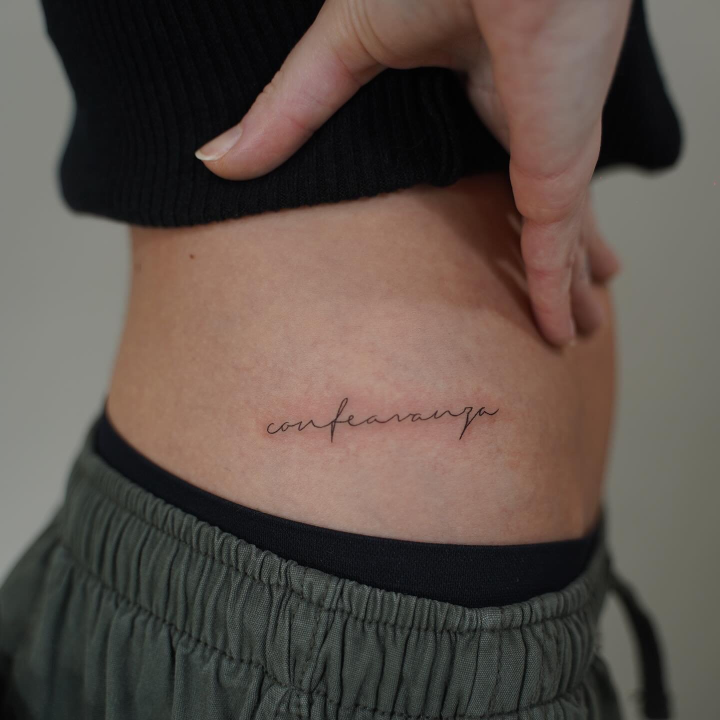 Tatuaje de frase en costilla, línea fina Sinkply Madrid
