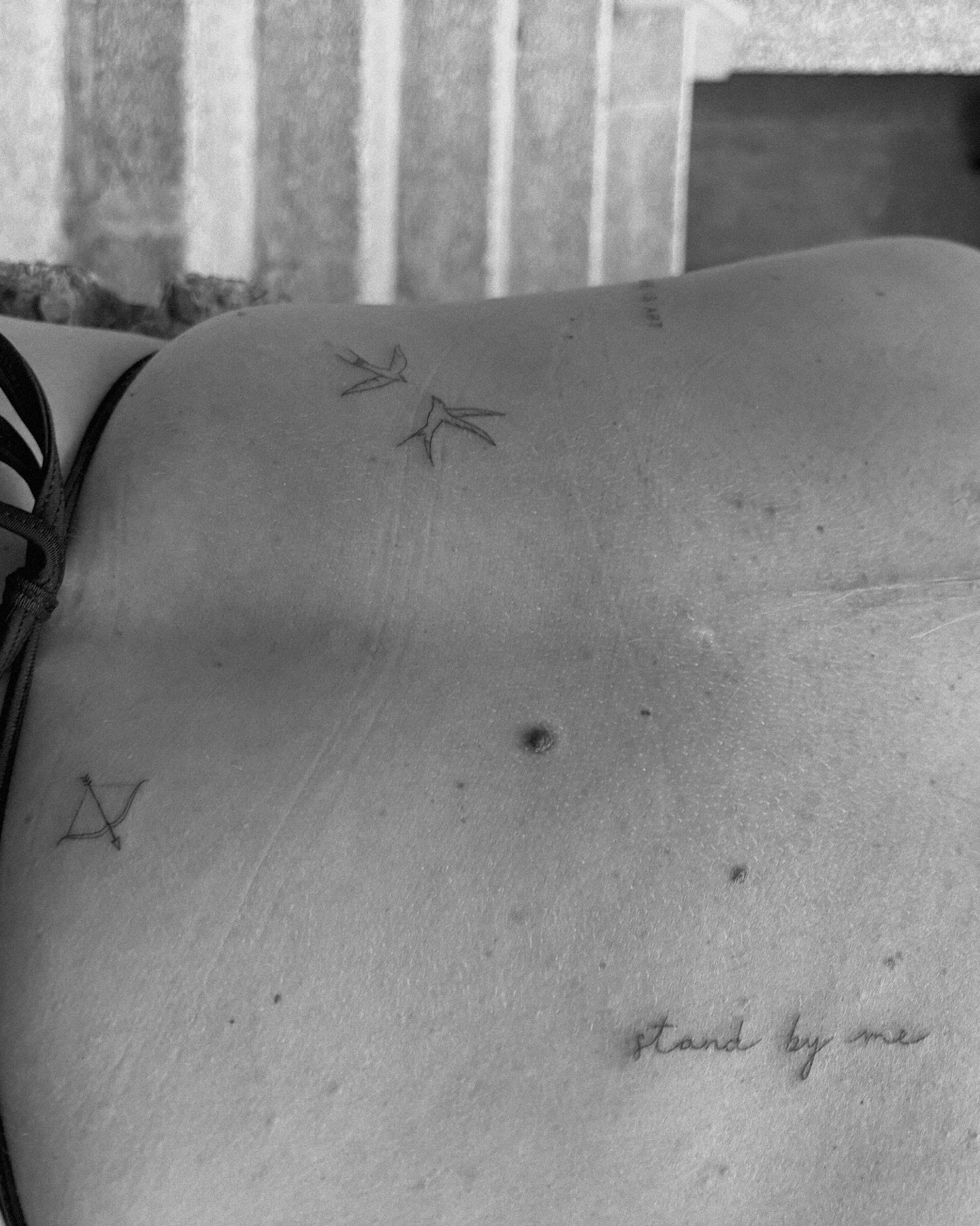 Tatuaje de frase en costilla, línea fina Sinkply Madrid