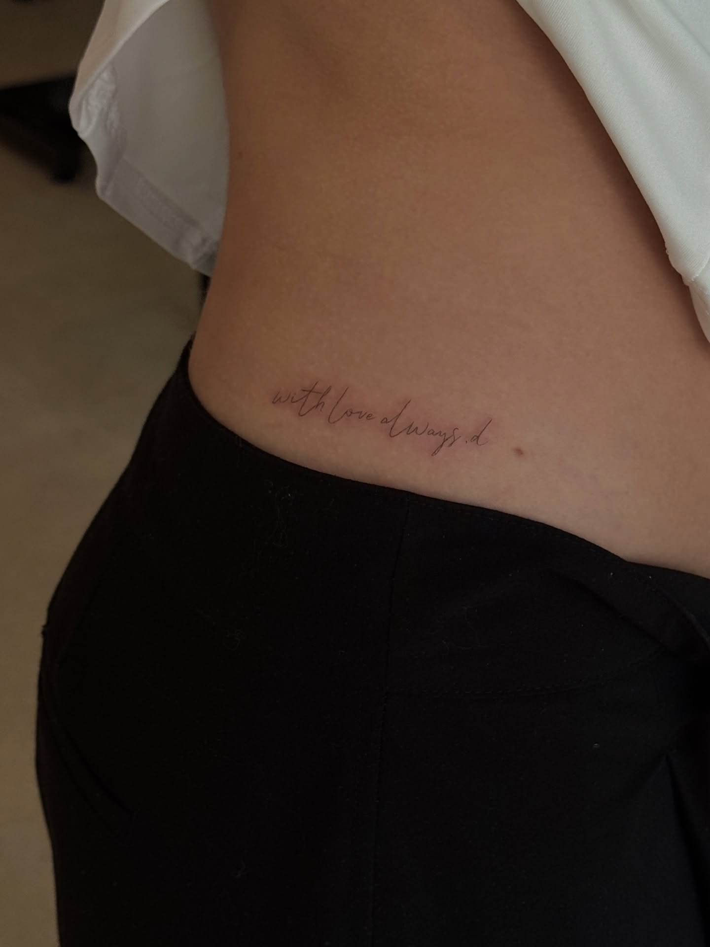 Tatuaje de frase en costilla, línea fina Sinkply Madrid