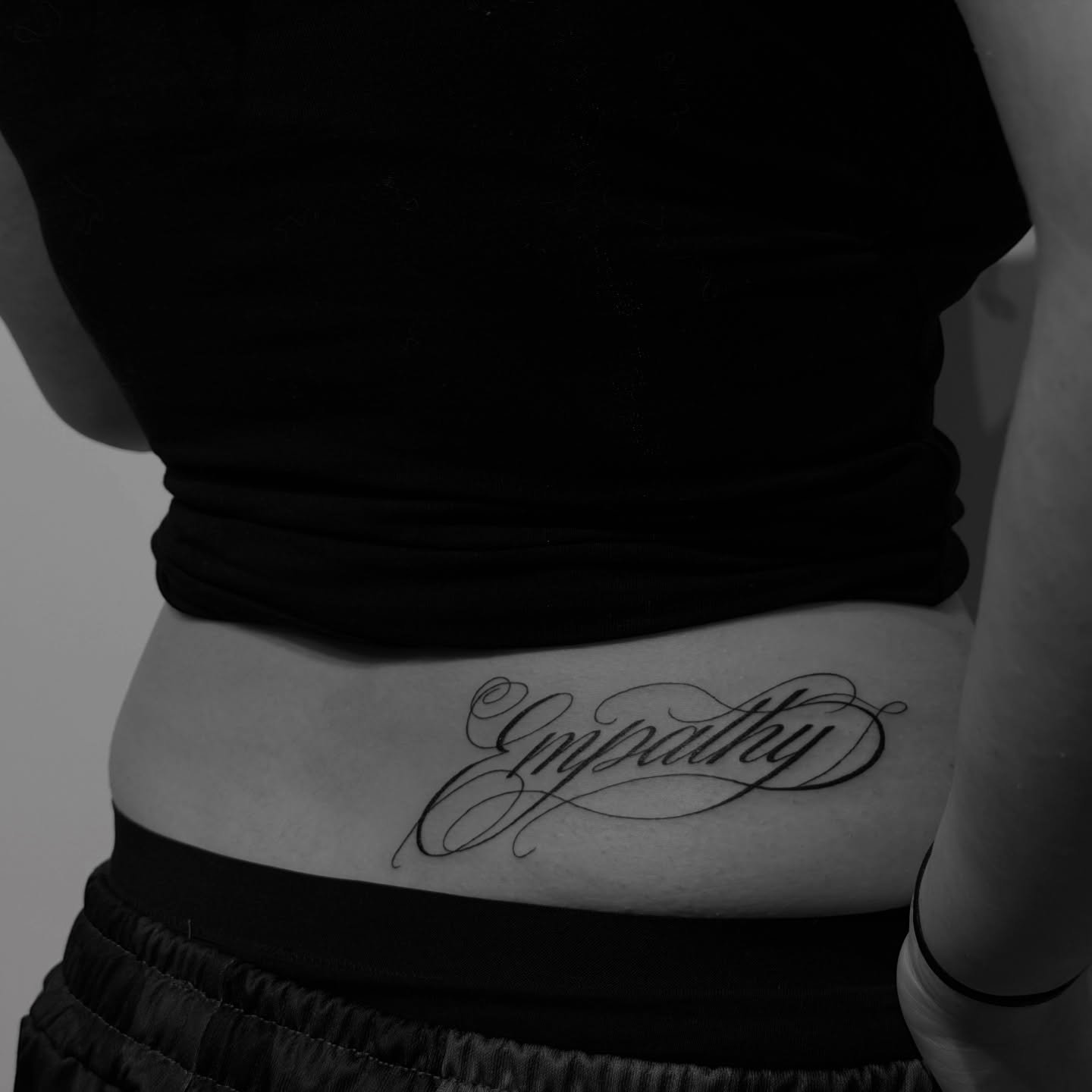 Tatuaje de frase en costilla, línea fina Sinkply Madrid