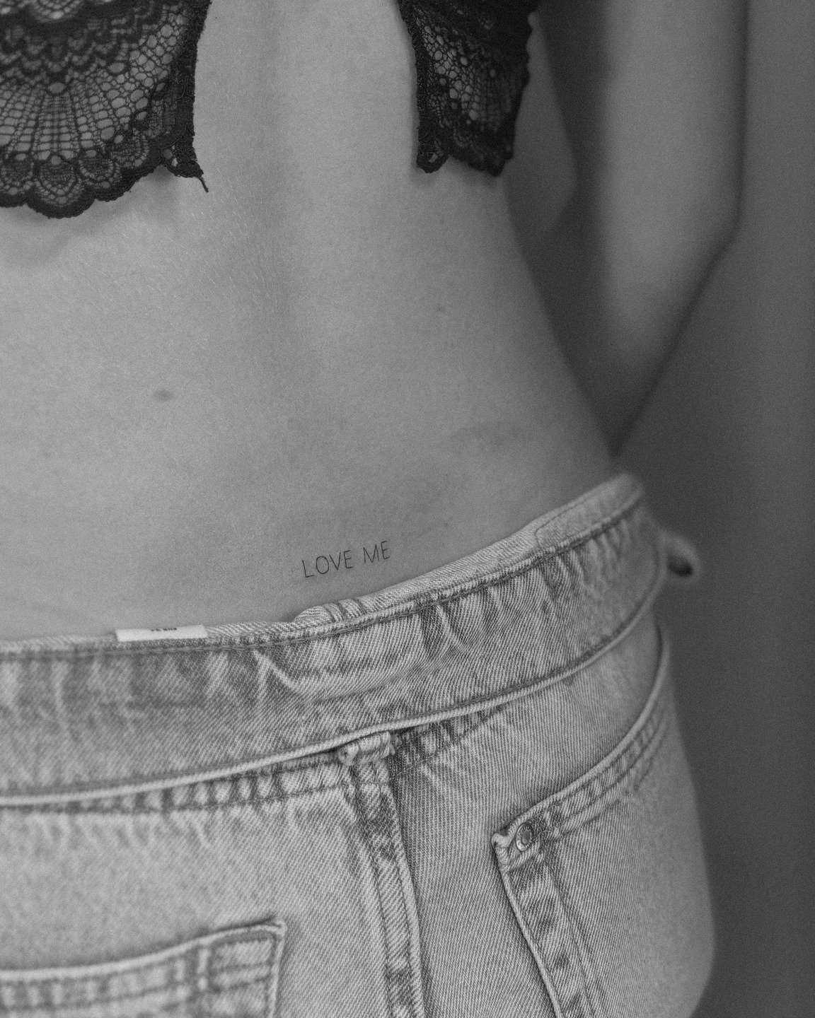 Tatuaje de frase en costilla, línea fina Sinkply Madrid