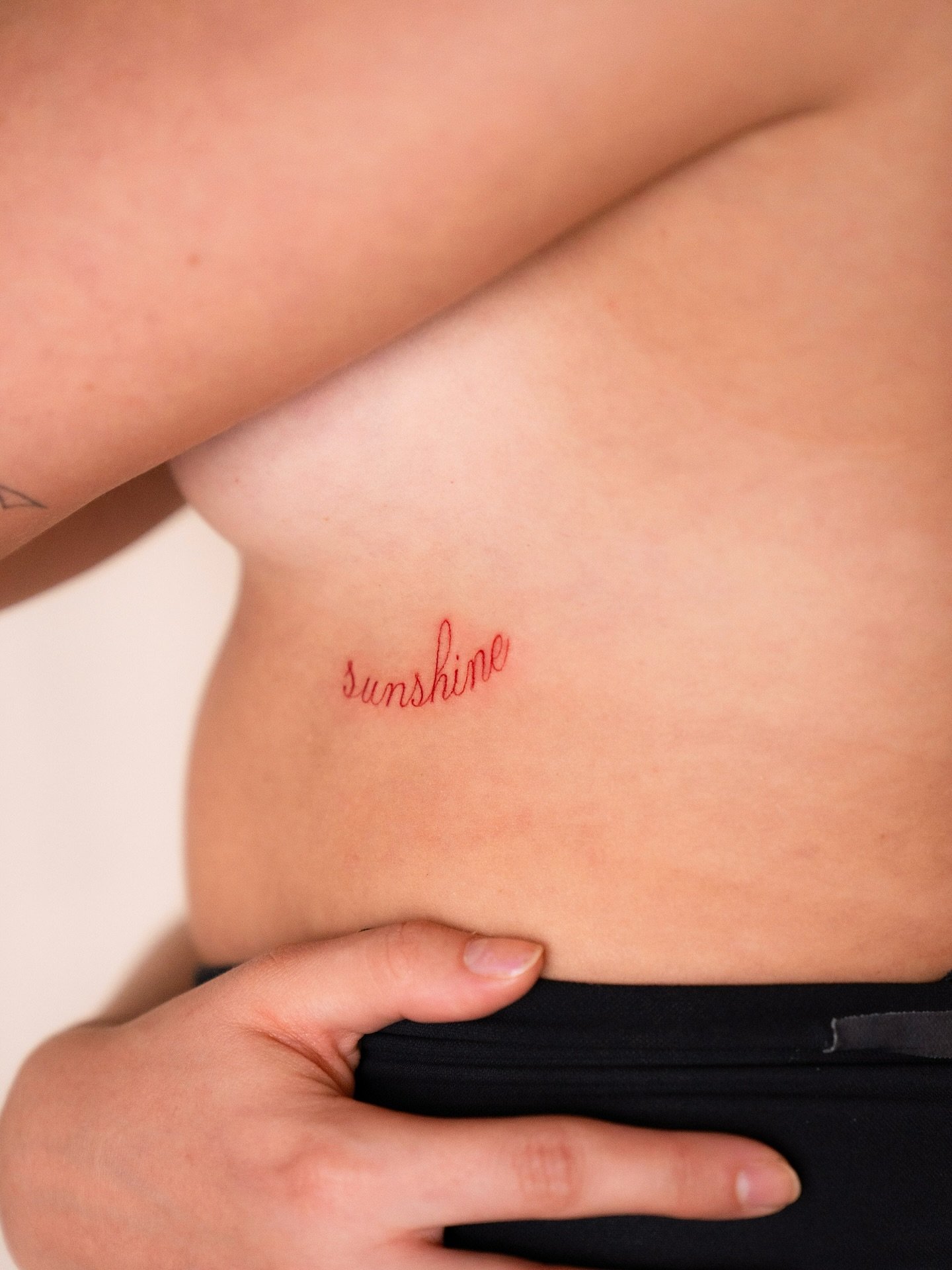 Tatuaje de frase en costilla, línea fina Sinkply Madrid