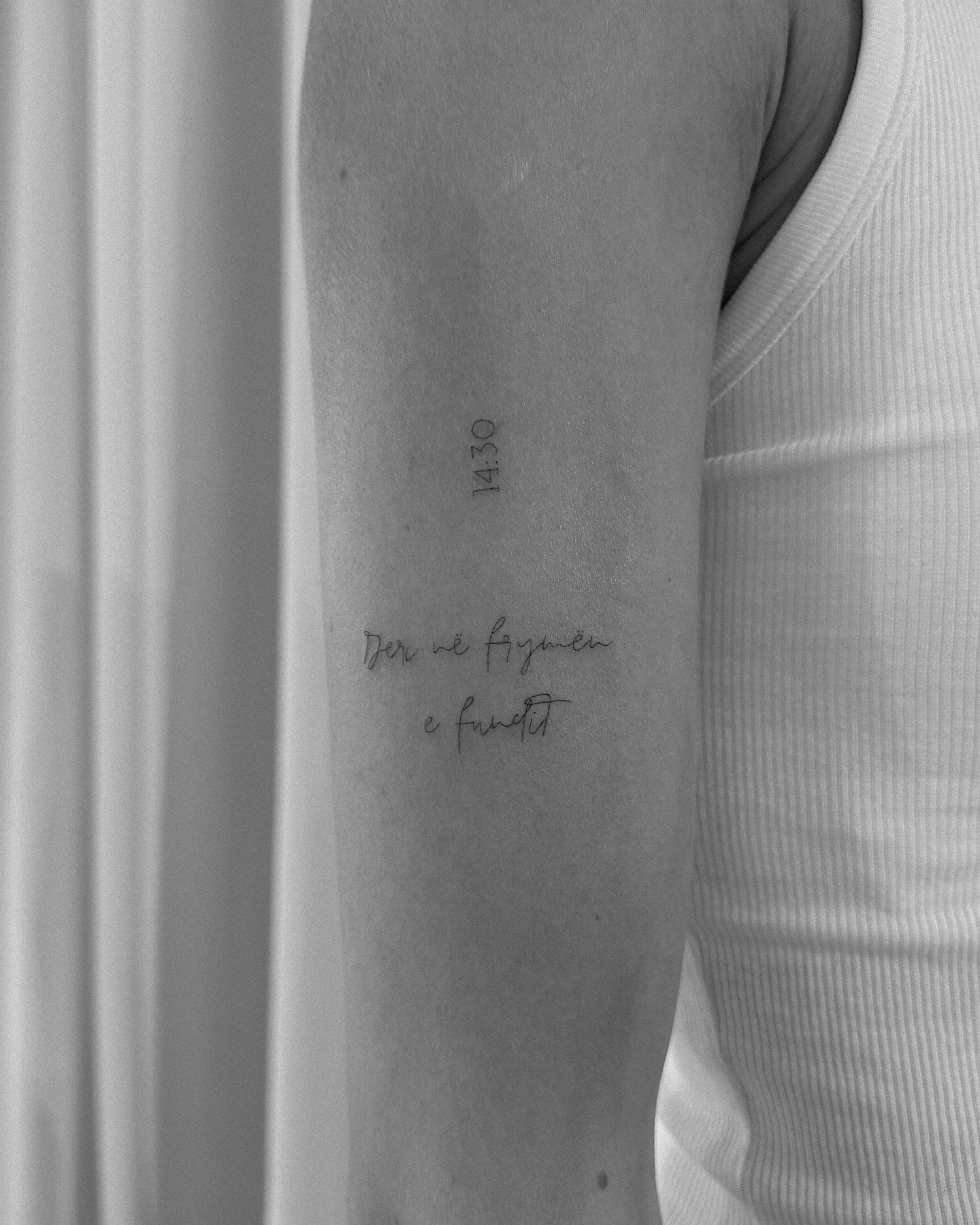 Tatuaje de frase en costilla, línea fina Sinkply Madrid