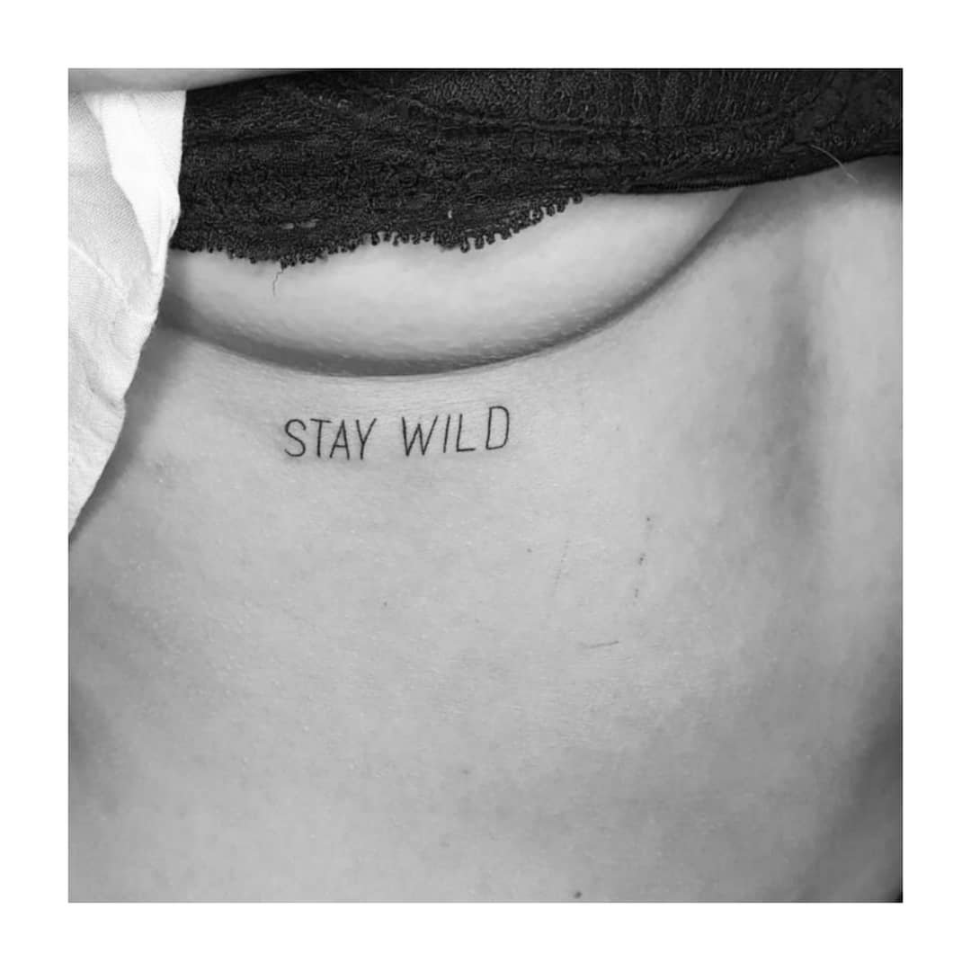 Tatuaje de frase en costilla, línea fina Sinkply Madrid