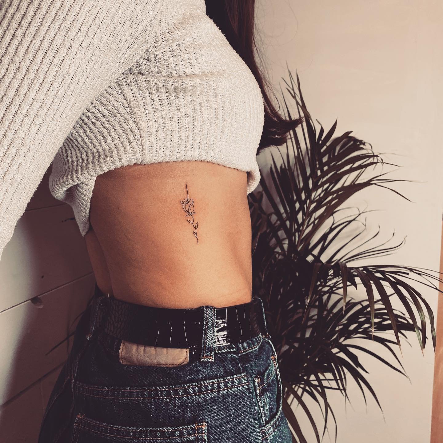 Tatuaje de frase en costilla, línea fina Sinkply Madrid