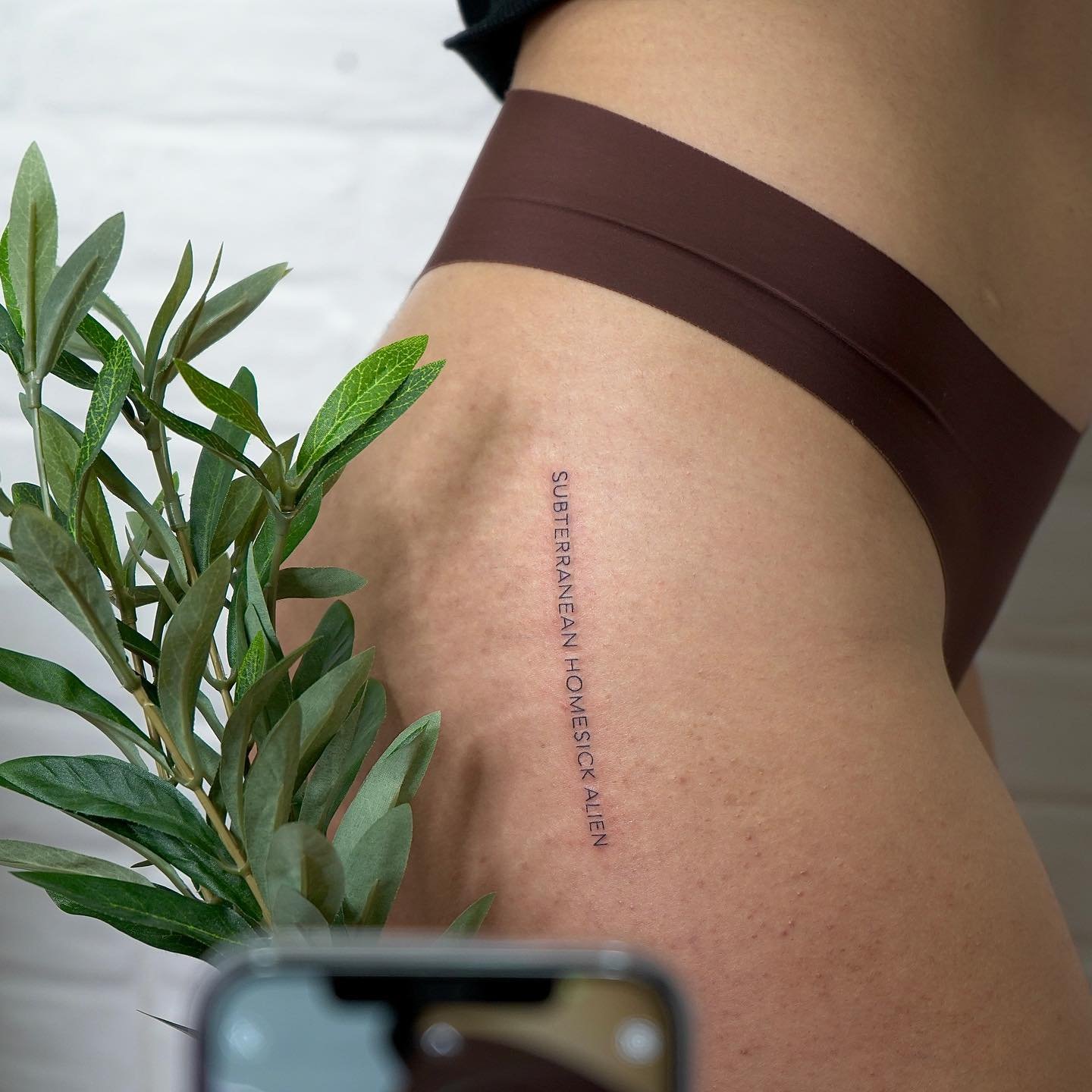Tatuaje de frase en costilla, línea fina Sinkply Madrid