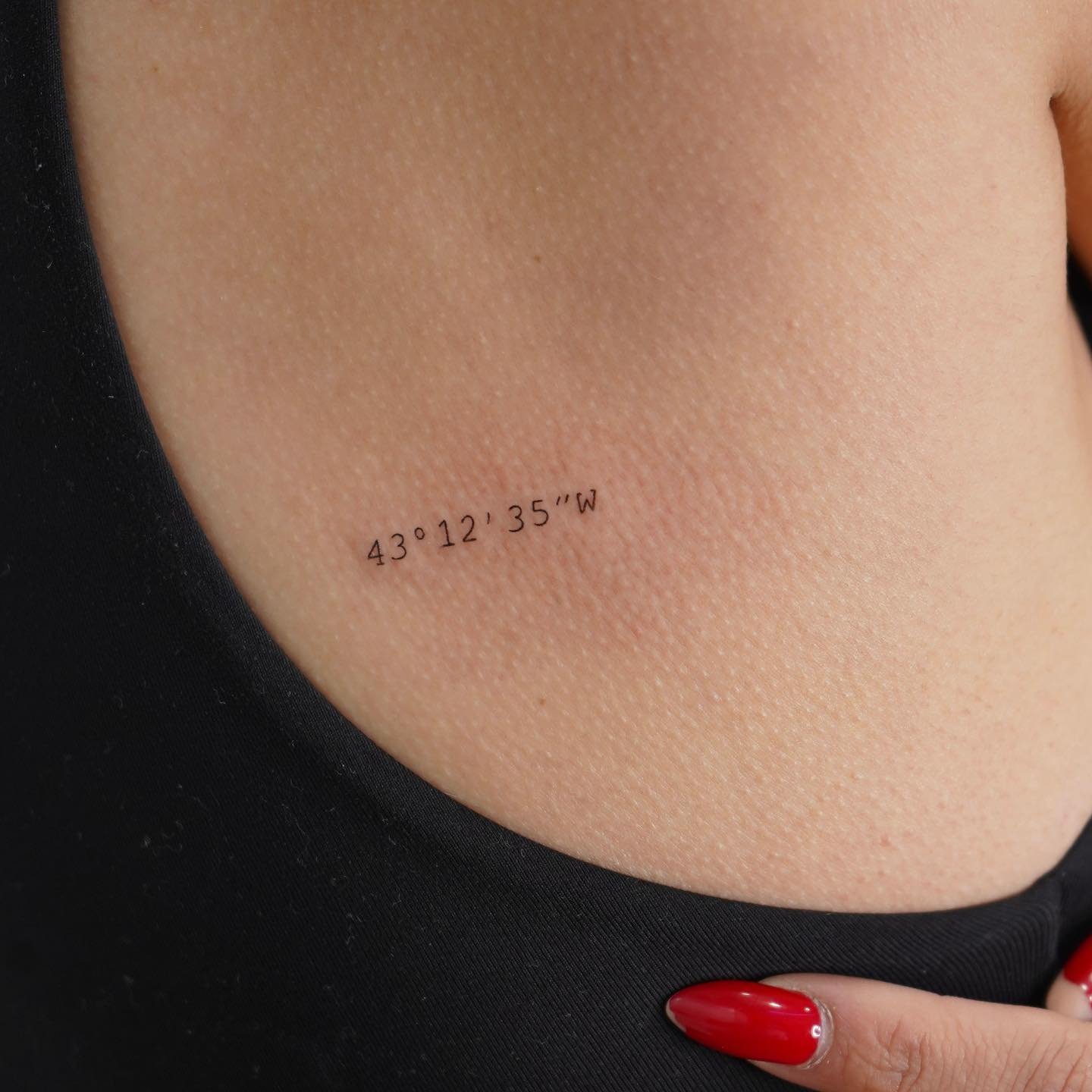 Tatuaje de frase en costilla, línea fina Sinkply Madrid