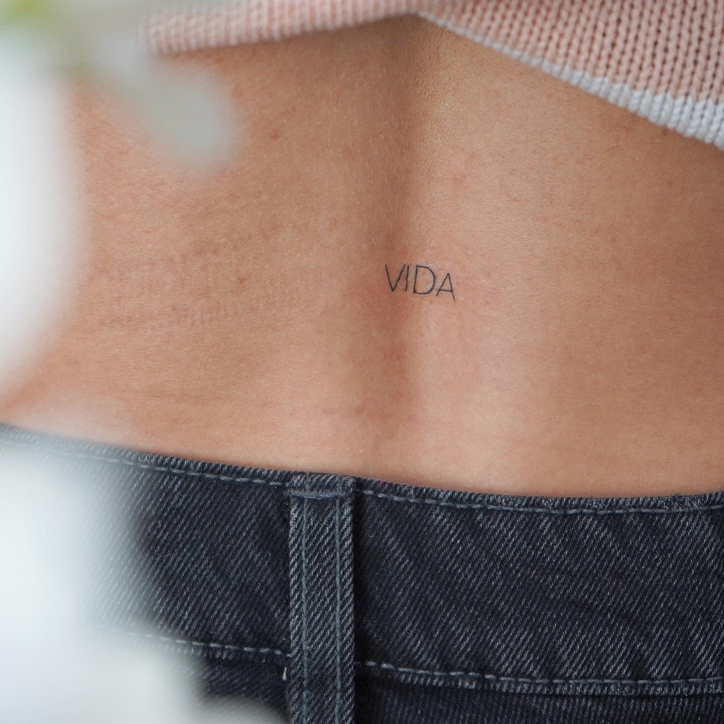 Tatuaje de frase en costilla, línea fina Sinkply Madrid