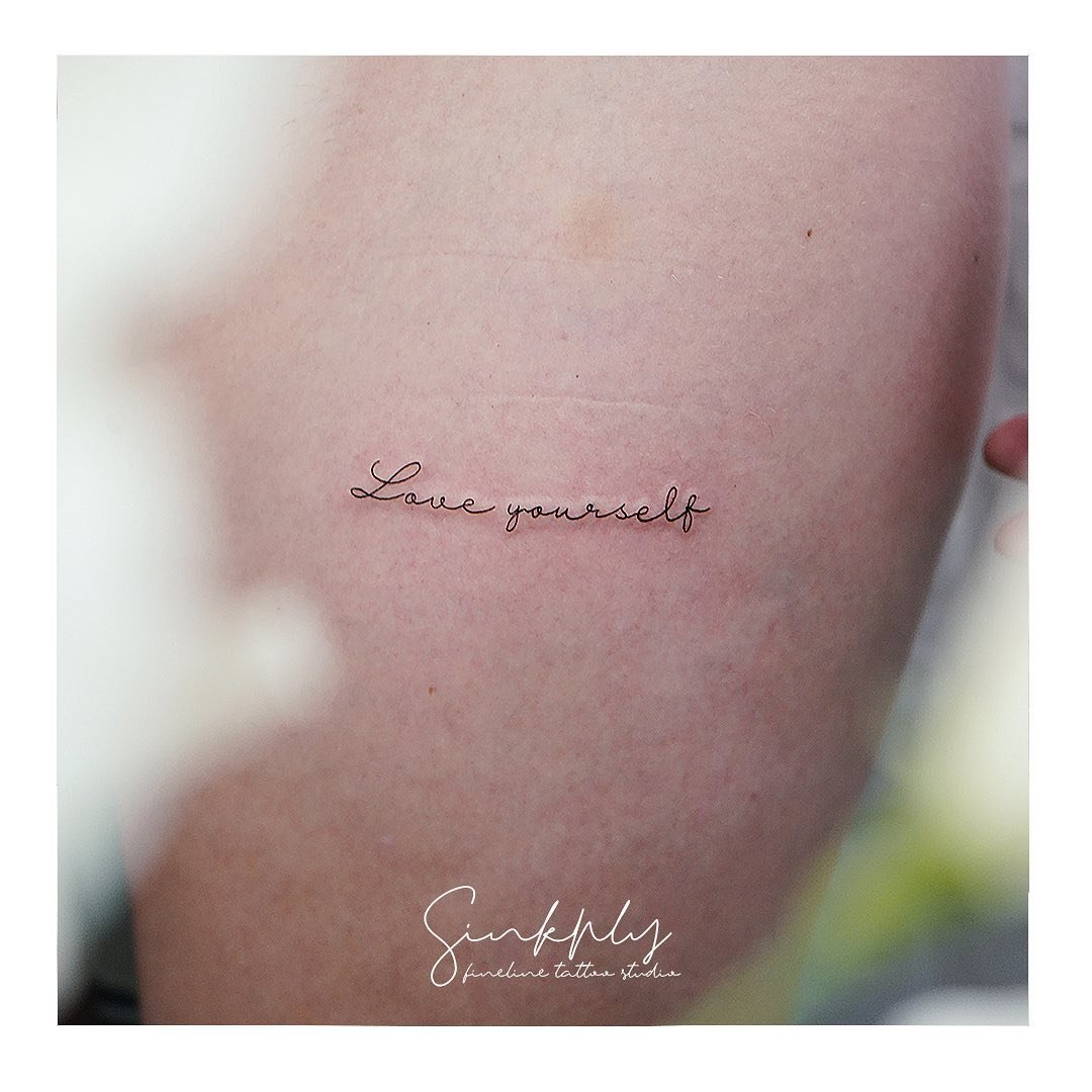 Tatuaje de frase en costilla, línea fina Sinkply Madrid