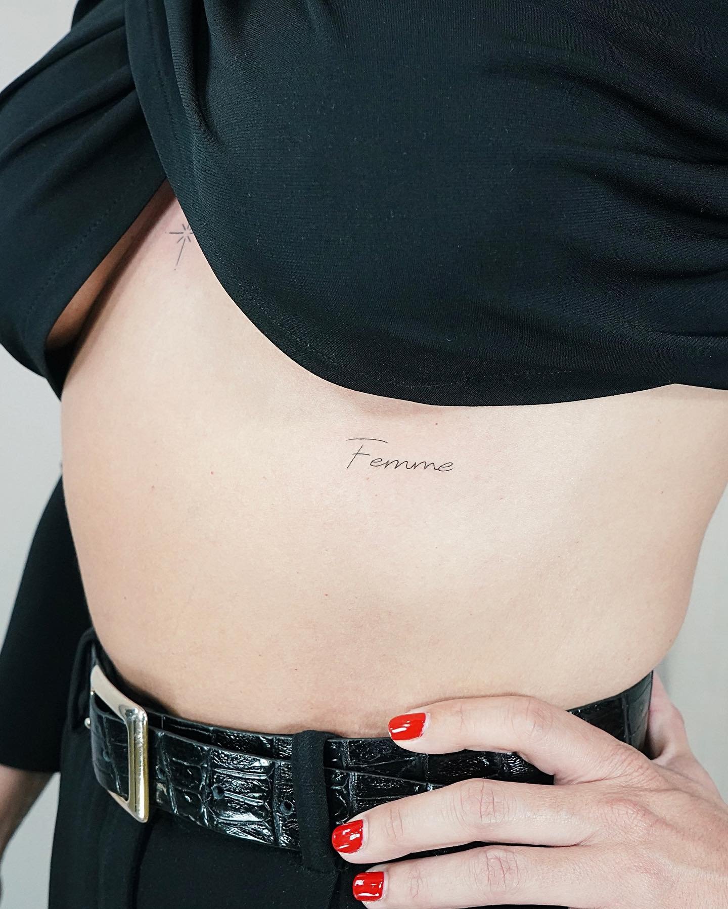 Tatuaje de frase en costilla, línea fina Sinkply Madrid