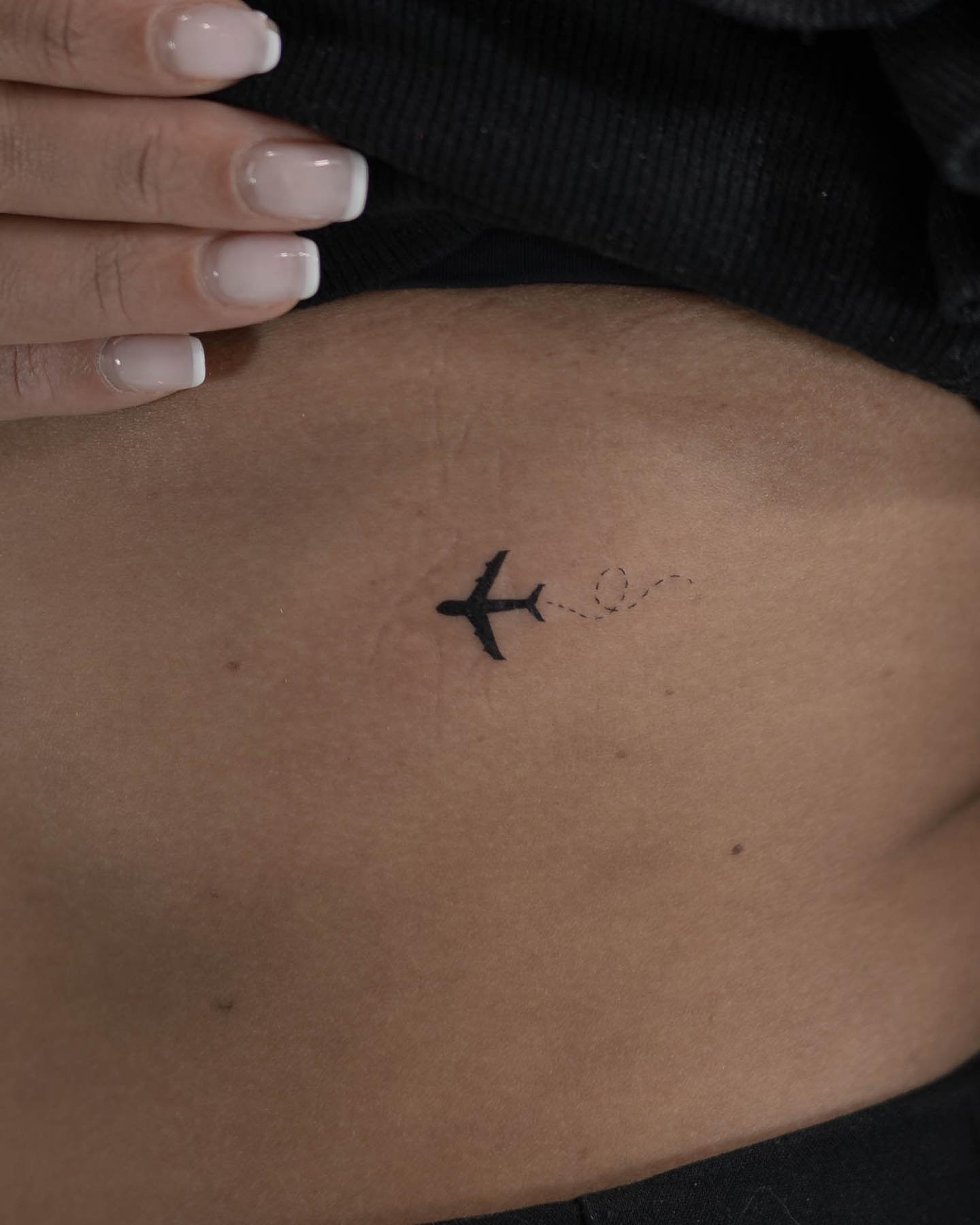 Tatuaje de frase en costilla, línea fina Sinkply Madrid
