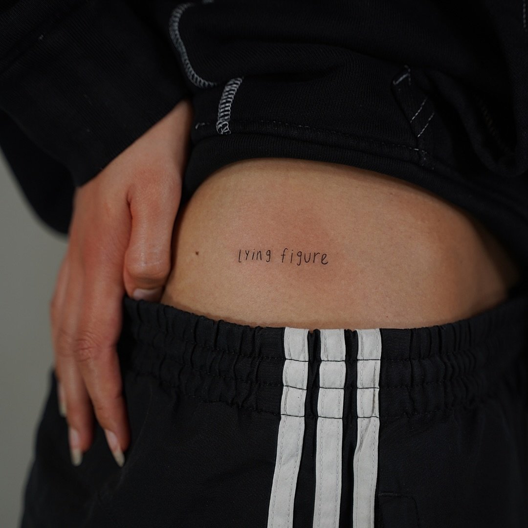Tatuaje de frase en costilla, línea fina Sinkply Madrid