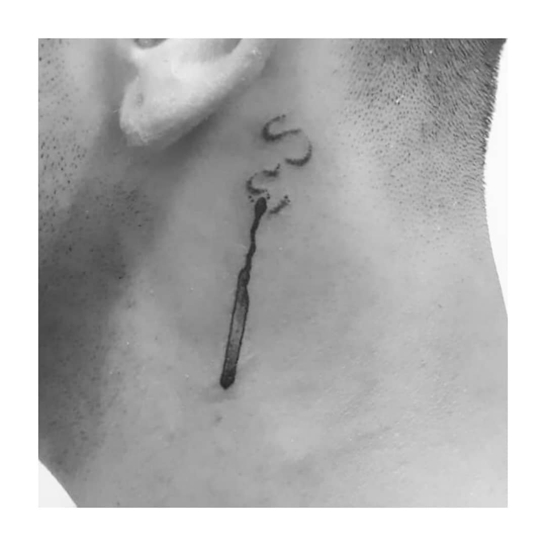 Tatuaje de frase en cuello, línea fina Sinkply Madrid