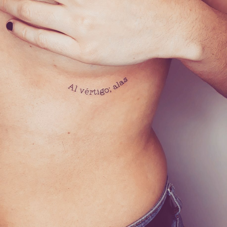 Tatuaje de frase en cuello, línea fina Sinkply Madrid