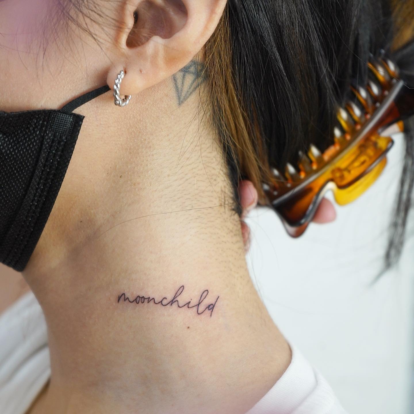 Tatuaje de frase en cuello, línea fina Sinkply Madrid
