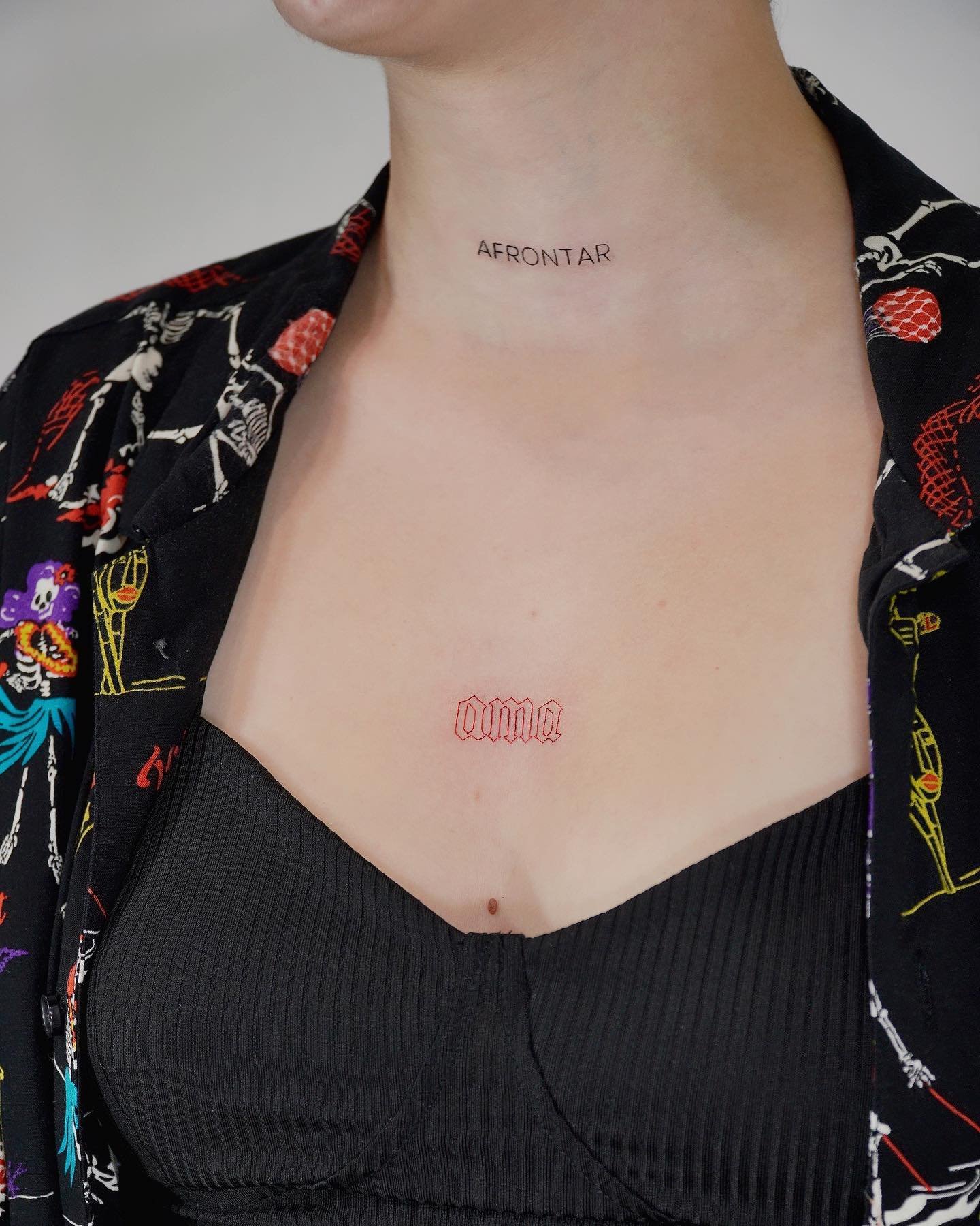 Tatuaje de frase en cuello, línea fina Sinkply Madrid