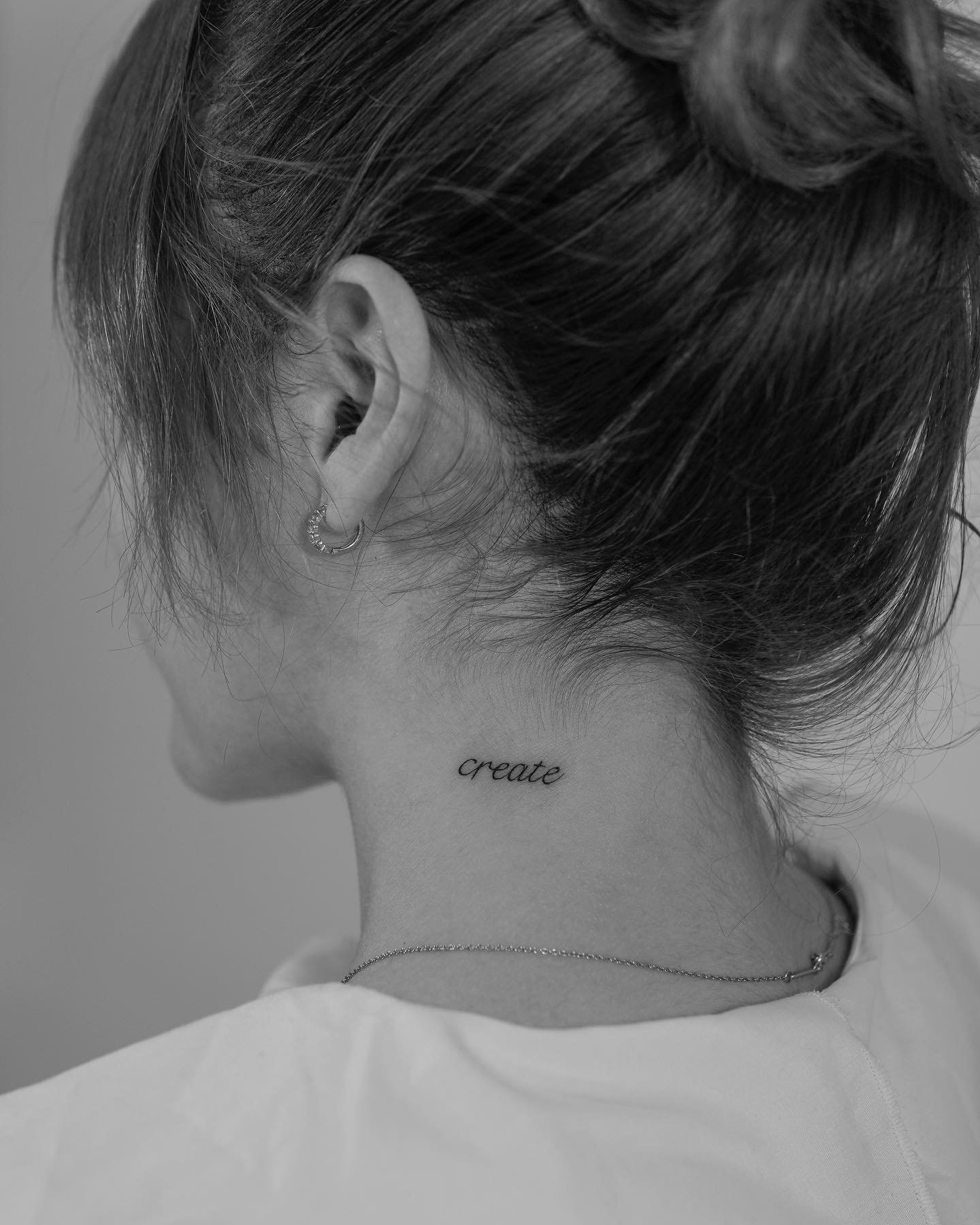 Tatuaje de frase en cuello, línea fina Sinkply Madrid