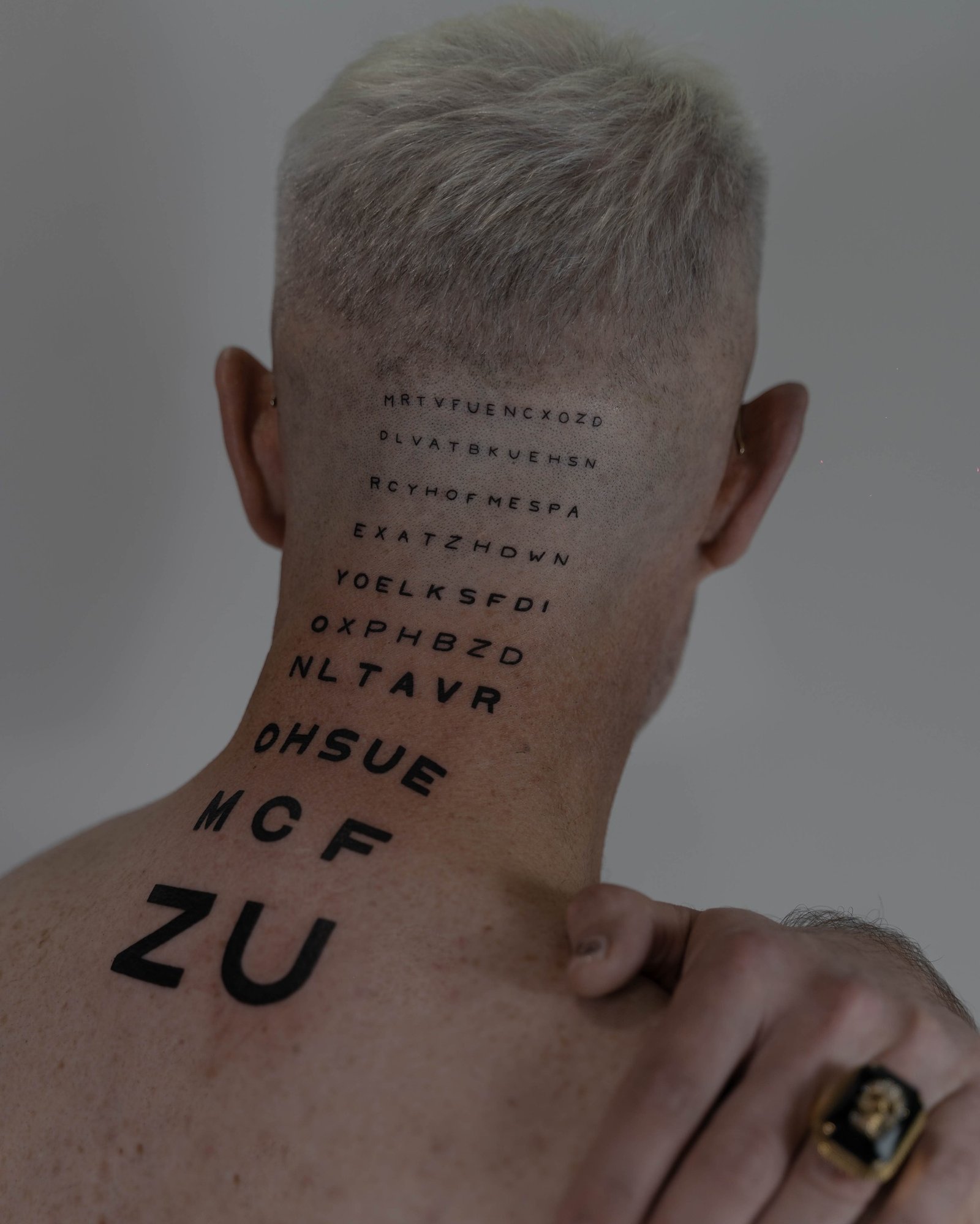 Tatuaje de frase en cuello, línea fina Sinkply Madrid
