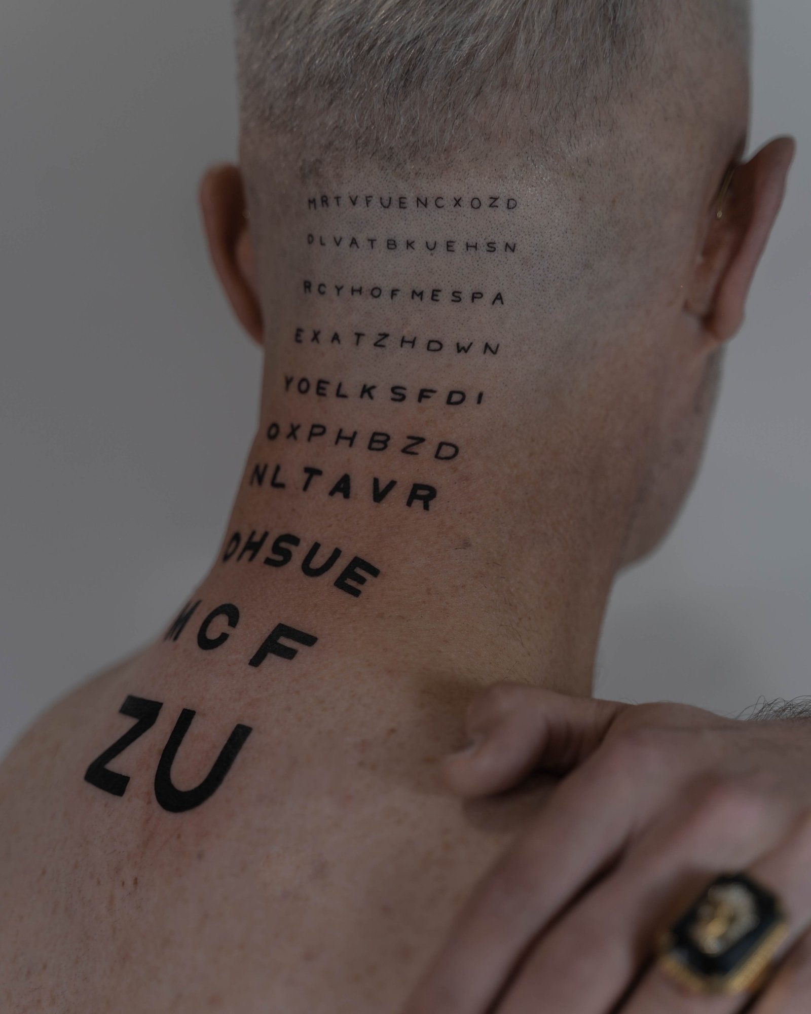 Tatuaje de frase en cuello, línea fina Sinkply Madrid