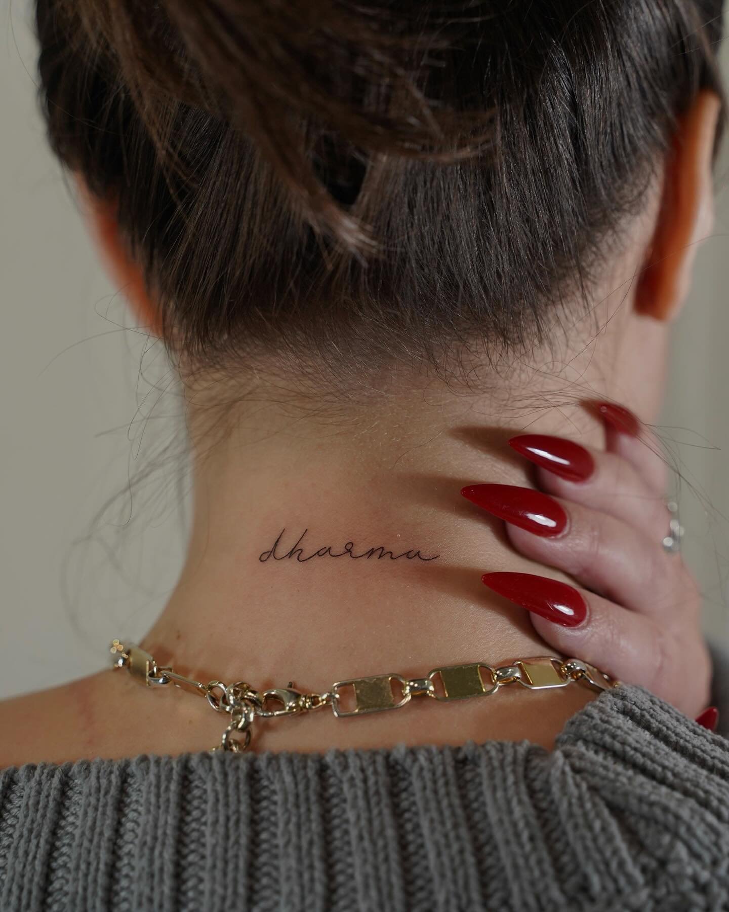 Tatuaje de frase en cuello, línea fina Sinkply Madrid
