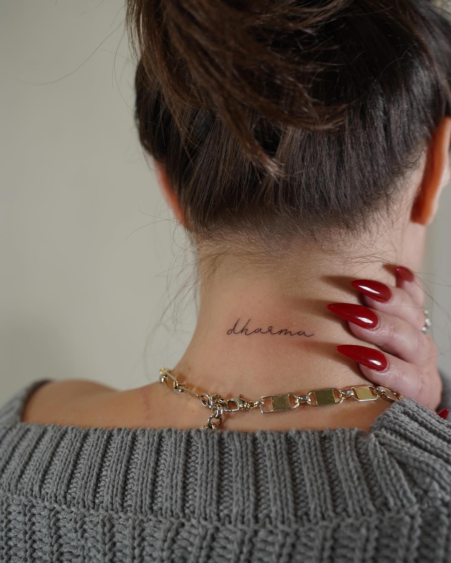 Tatuaje de frase en cuello, línea fina Sinkply Madrid