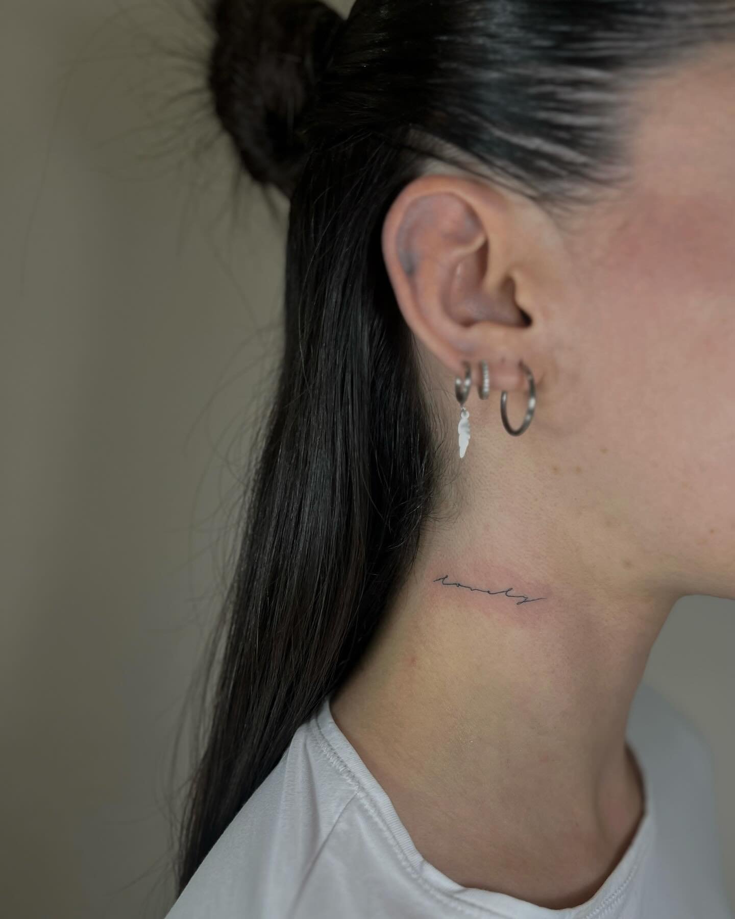 Tatuaje de frase en cuello, línea fina Sinkply Madrid