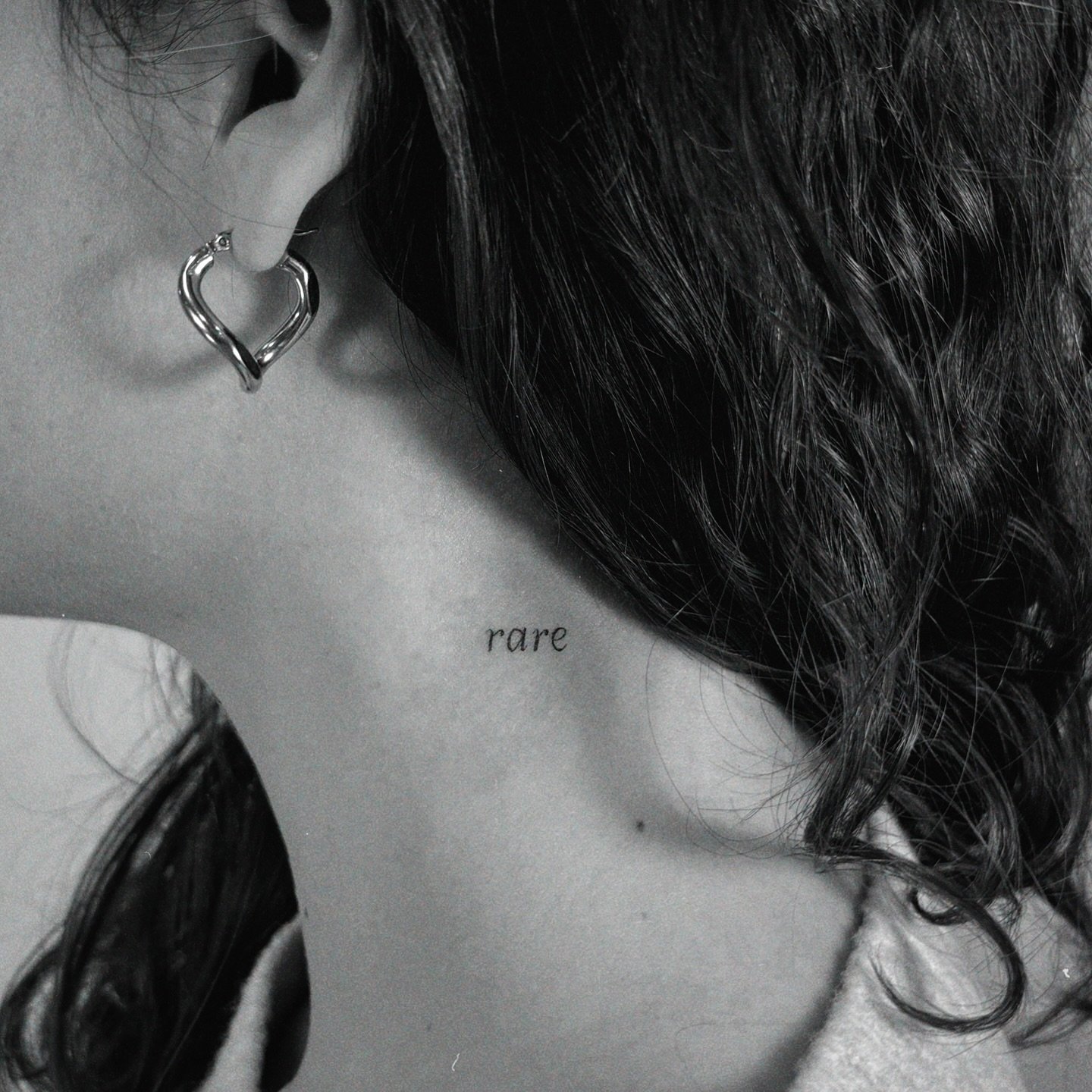 Tatuaje de frase en cuello, línea fina Sinkply Madrid