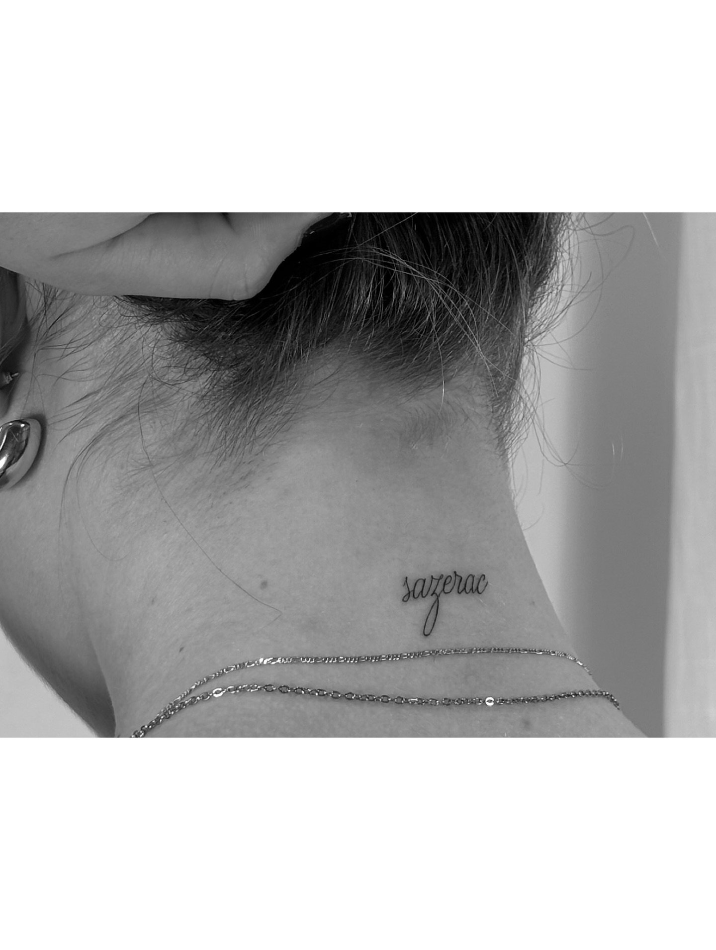 Tatuaje de frase en cuello, línea fina Sinkply Madrid