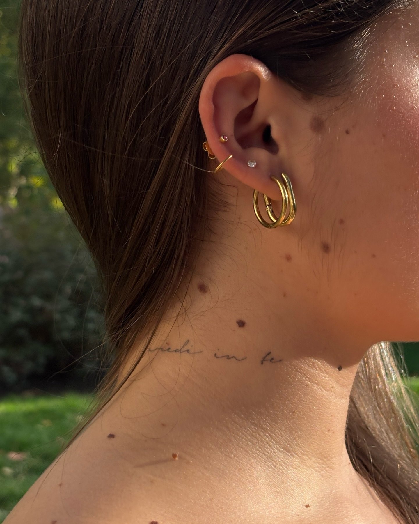Tatuaje de frase en cuello, línea fina Sinkply Madrid