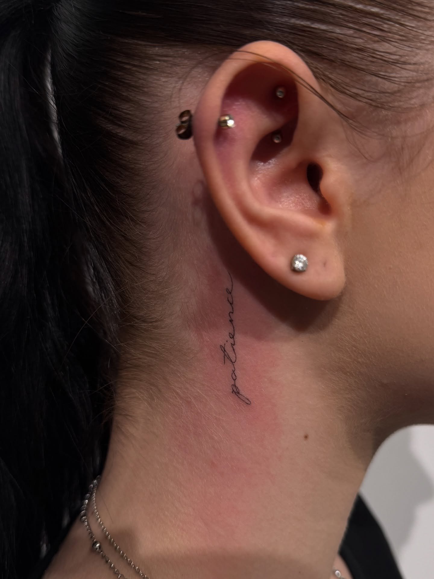 Tatuaje de frase en cuello, línea fina Sinkply Madrid