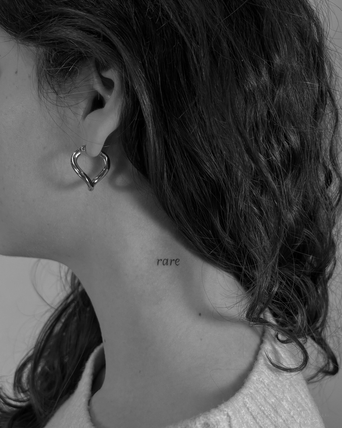 Tatuaje de frase en cuello, línea fina Sinkply Madrid