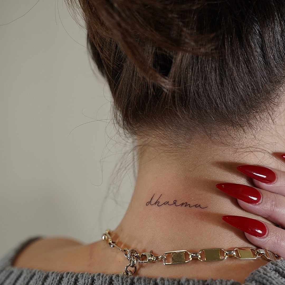 Tatuaje de frase en cuello, línea fina Sinkply Madrid