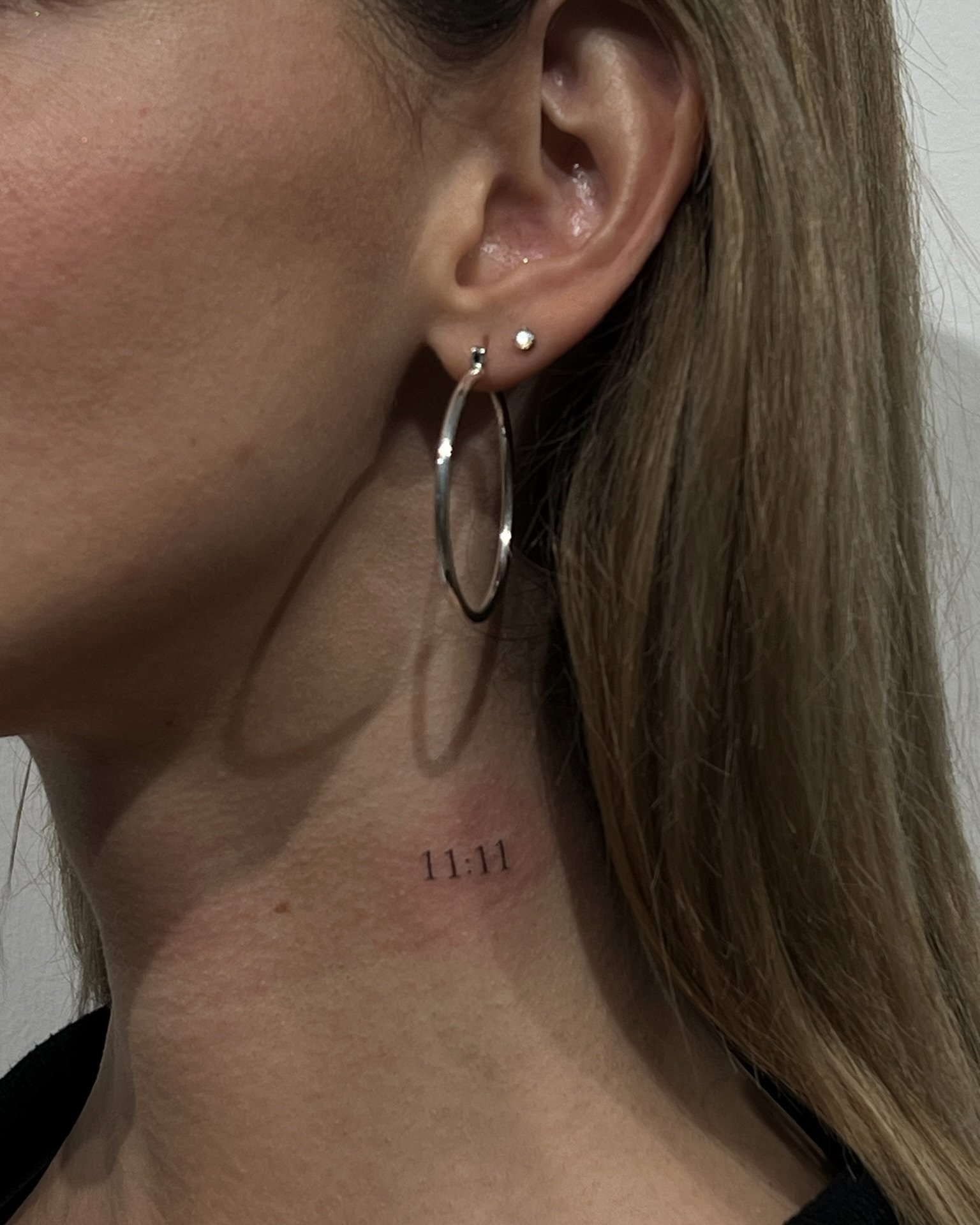 Tatuaje de frase en cuello, línea fina Sinkply Madrid