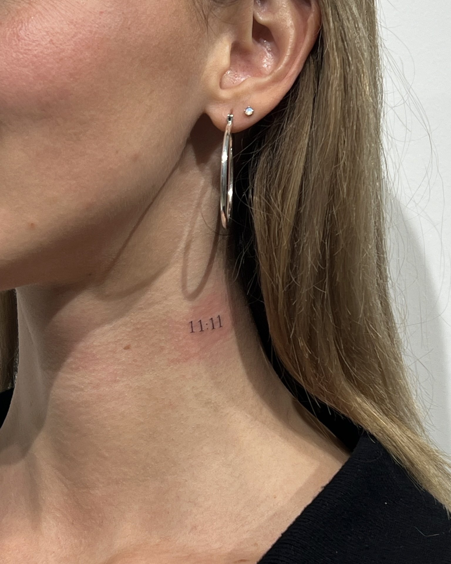 Tatuaje de frase en cuello, línea fina Sinkply Madrid