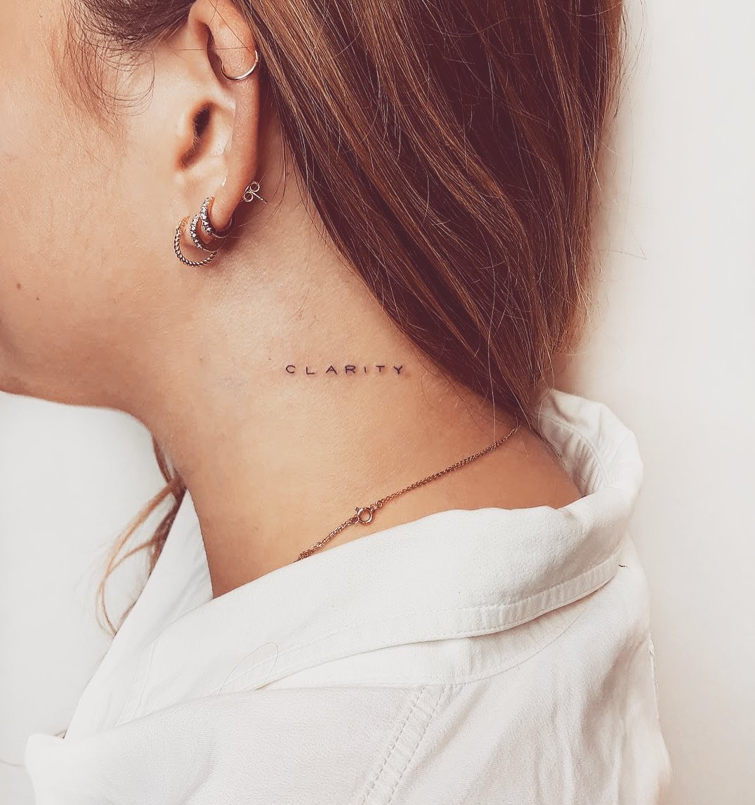 Tatuaje de frase en cuello, línea fina Sinkply Madrid