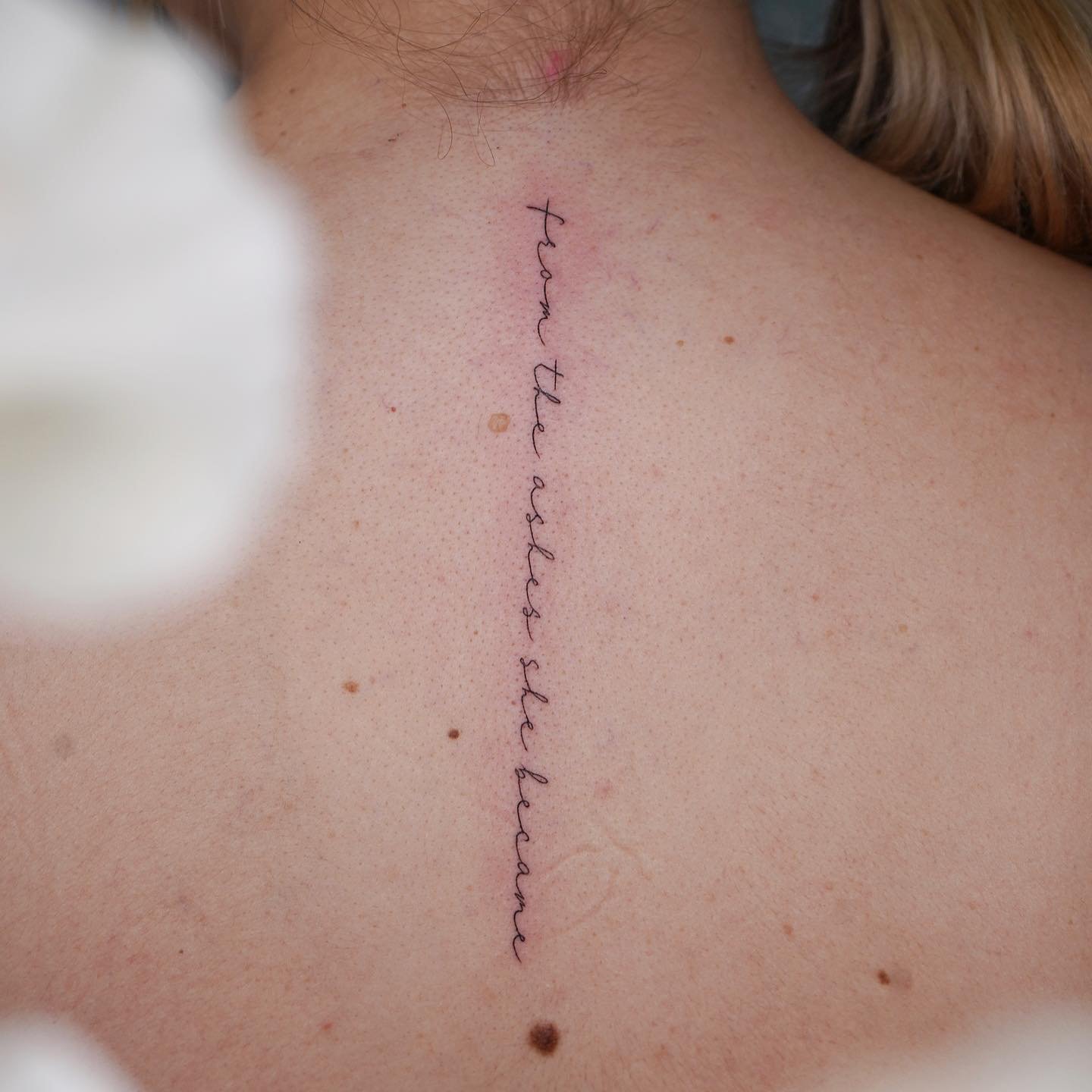 Tatuaje de frase en cuello, línea fina Sinkply Madrid