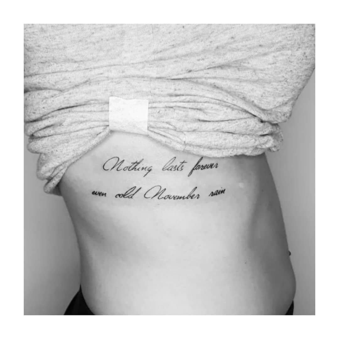 Tatuaje de frase en espalda, línea fina Sinkply Madrid