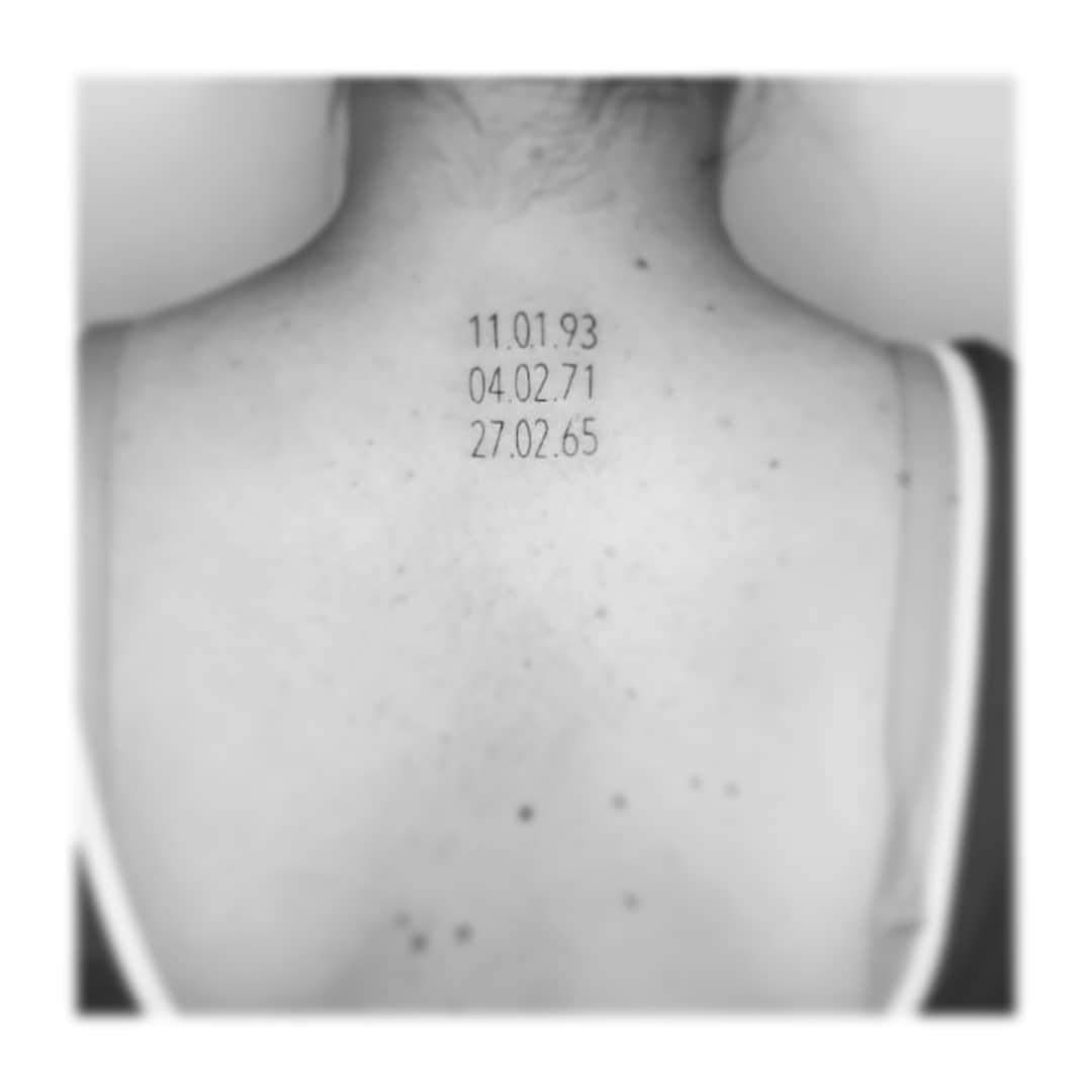 Tatuaje de frase en espalda, línea fina Sinkply Madrid
