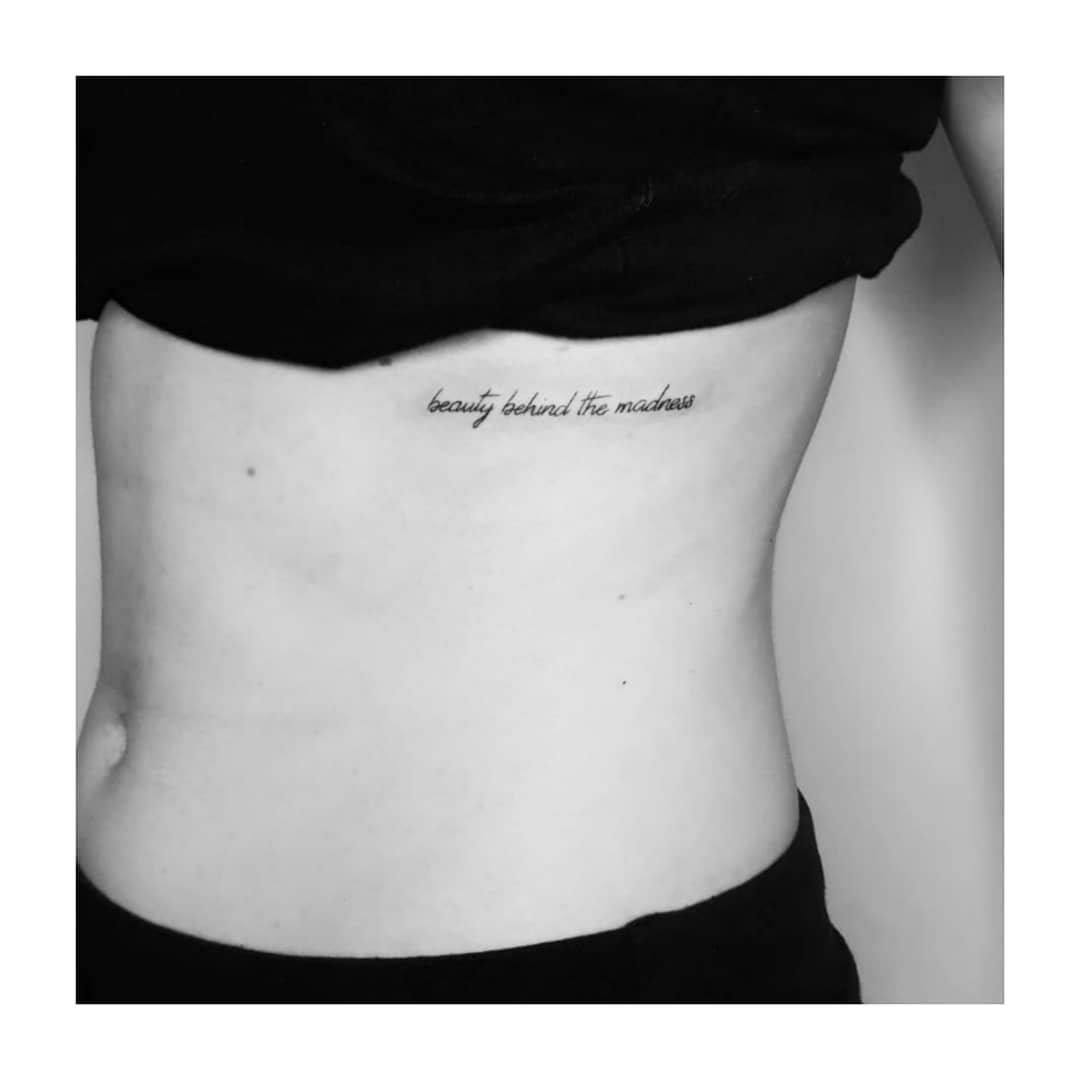 Tatuaje de frase en espalda, línea fina Sinkply Madrid