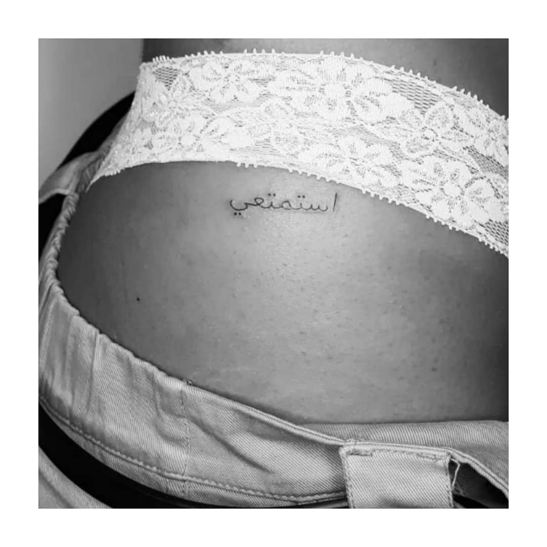 Tatuaje de frase en espalda, línea fina Sinkply Madrid