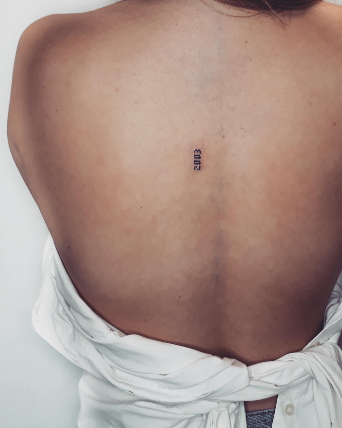 Tatuaje de frase en espalda, línea fina Sinkply Madrid