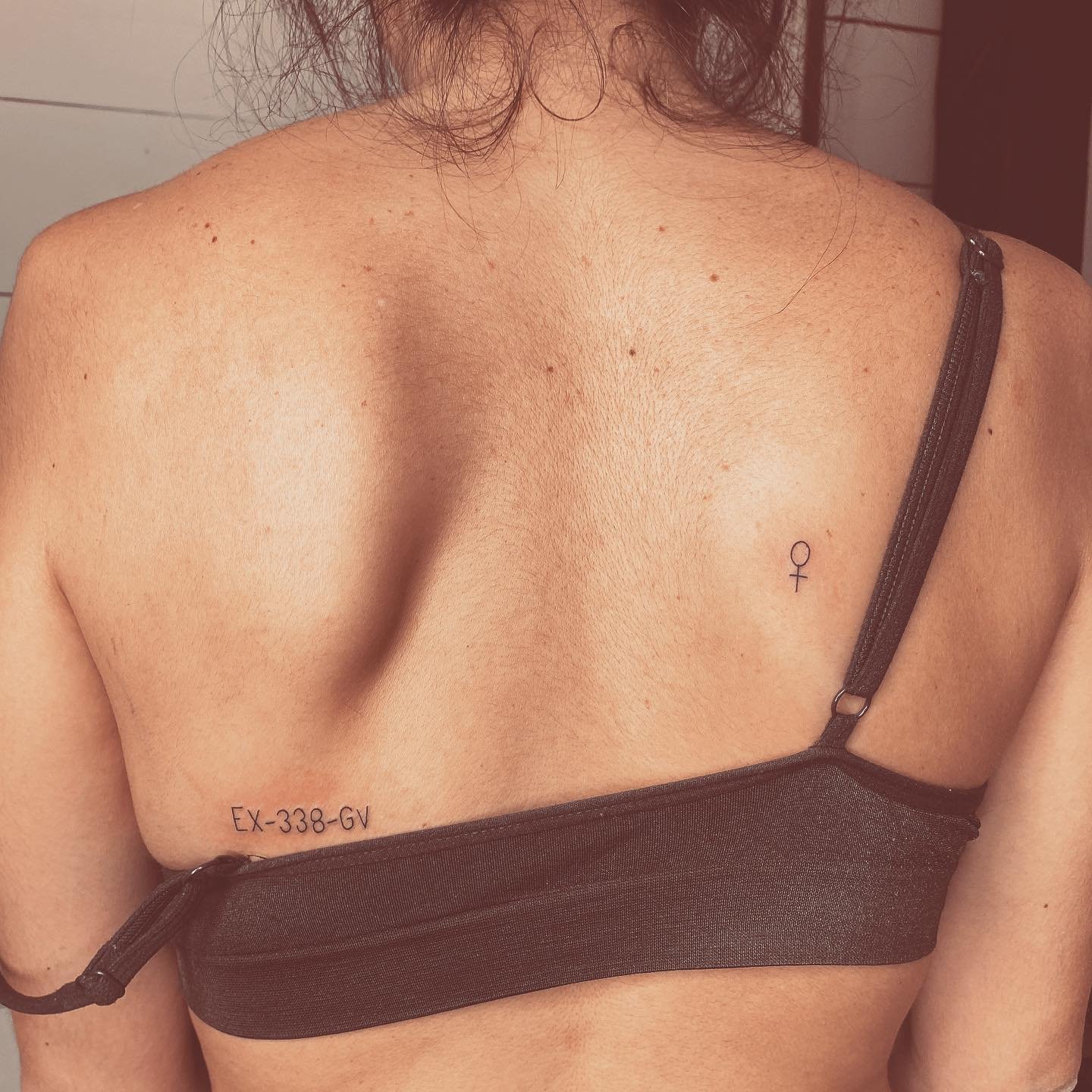 Tatuaje de frase en espalda, línea fina Sinkply Madrid