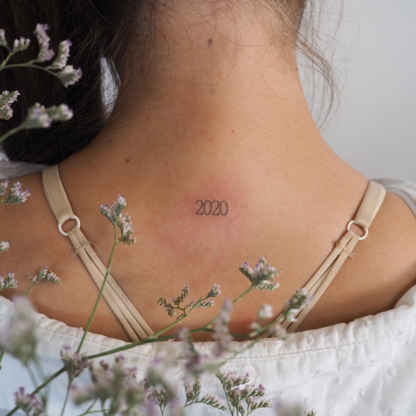 Tatuaje de frase en espalda, línea fina Sinkply Madrid