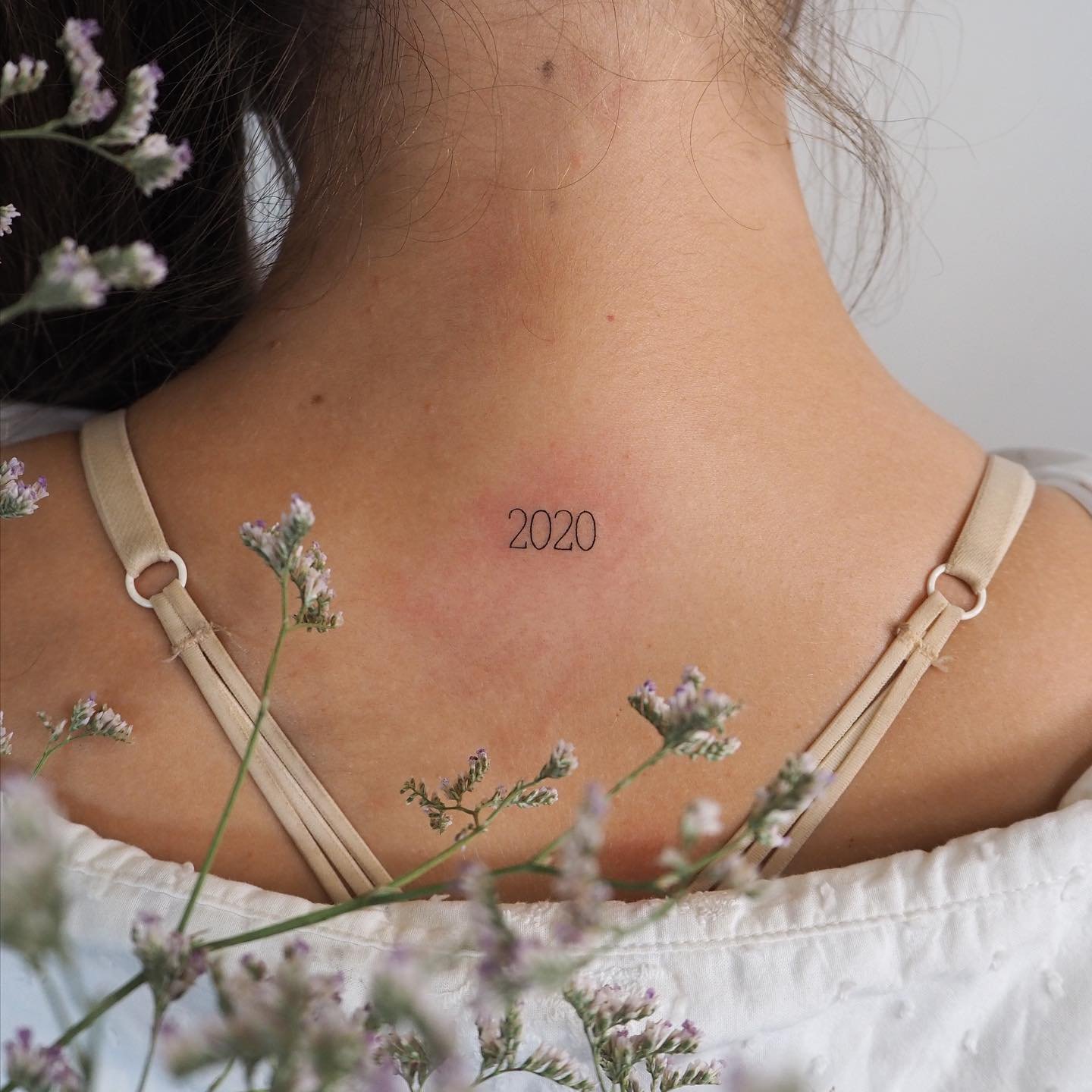 Tatuaje de frase en espalda, línea fina Sinkply Madrid