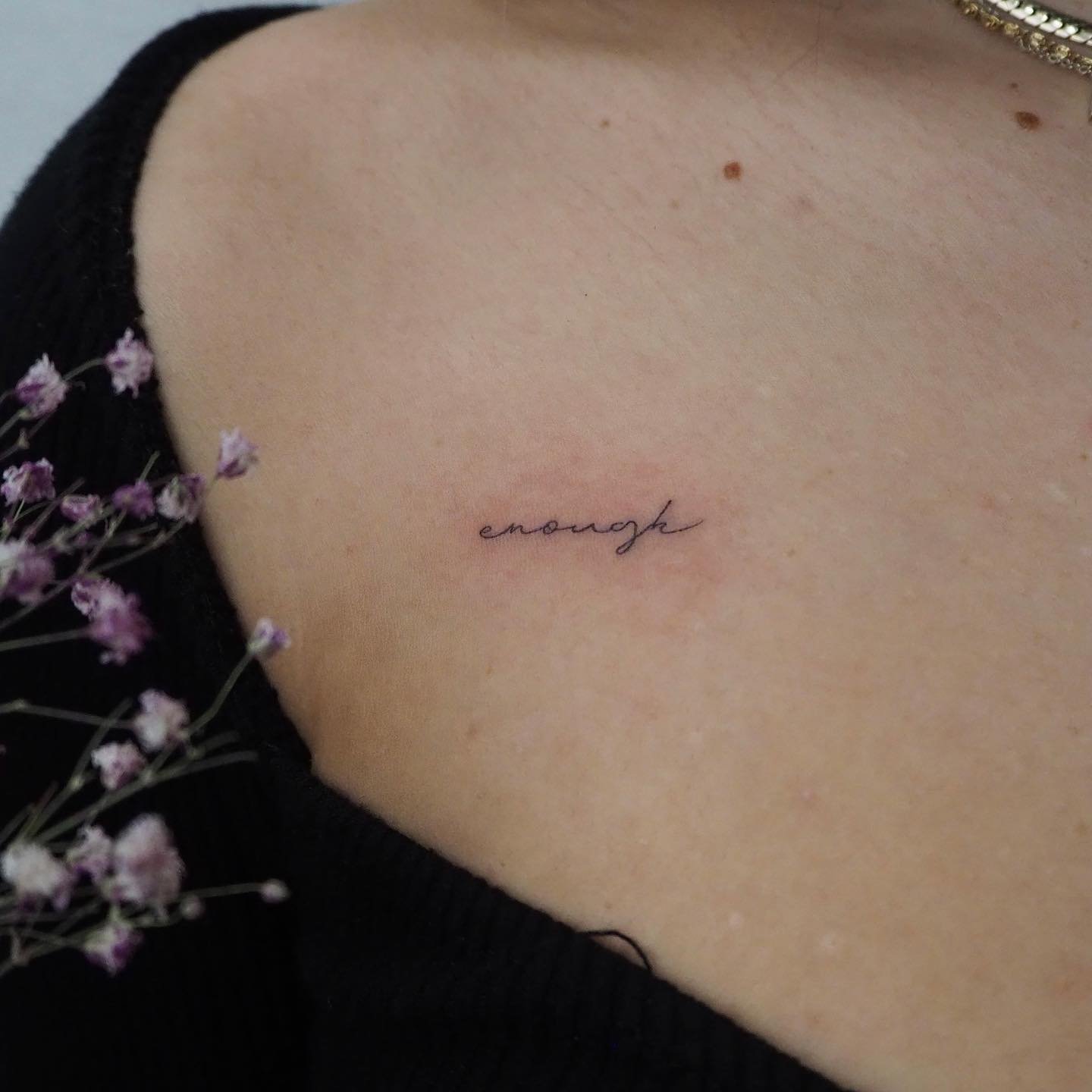 Tatuaje de frase en espalda, línea fina Sinkply Madrid