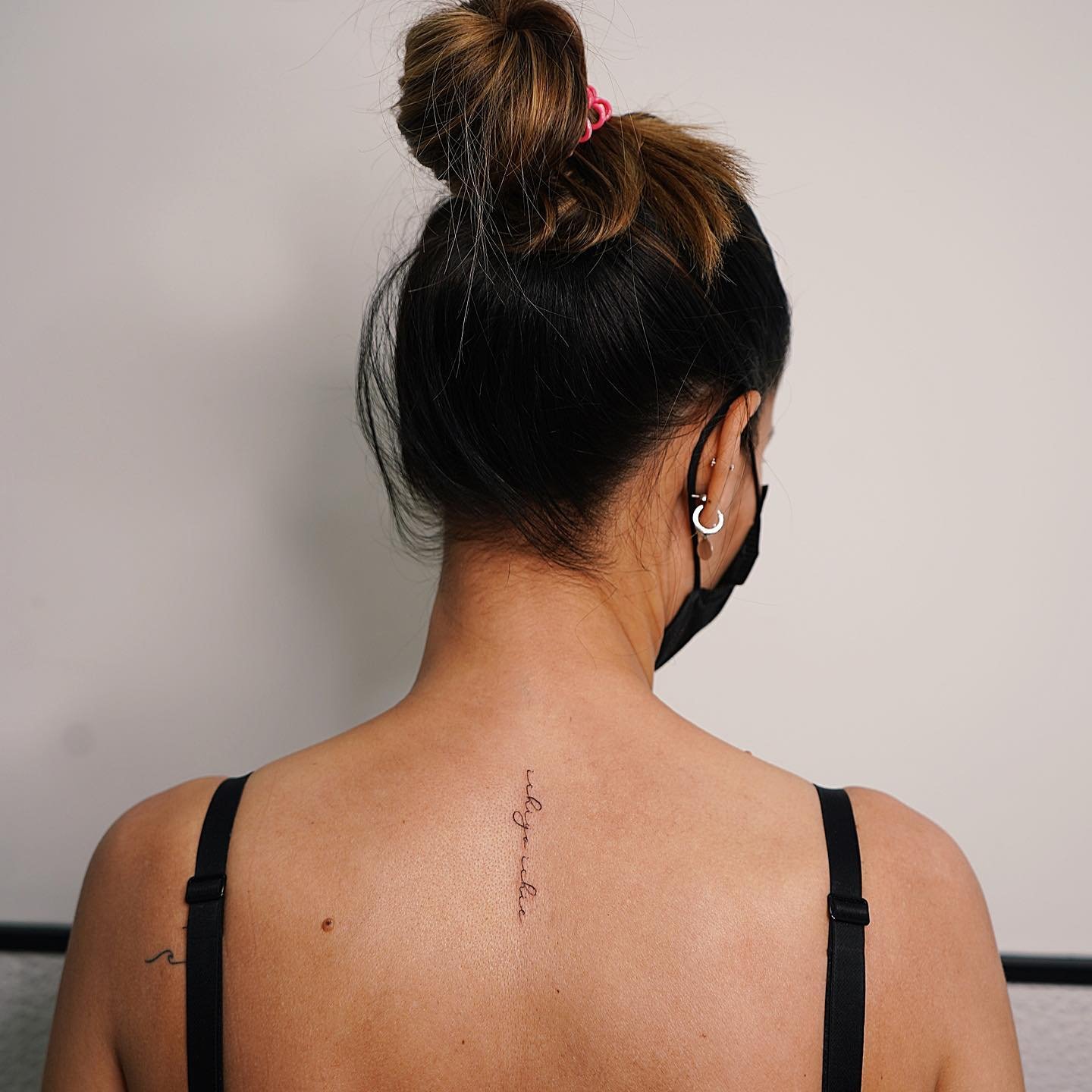 Tatuaje de frase en espalda, línea fina Sinkply Madrid