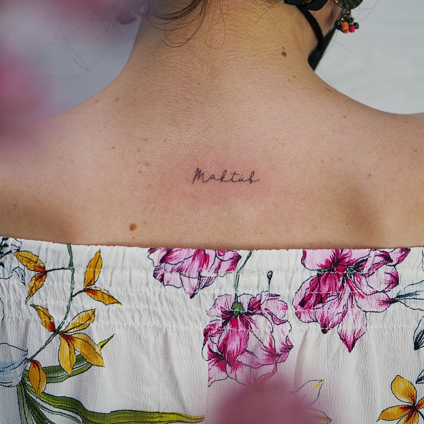 Tatuaje de frase en espalda, línea fina Sinkply Madrid