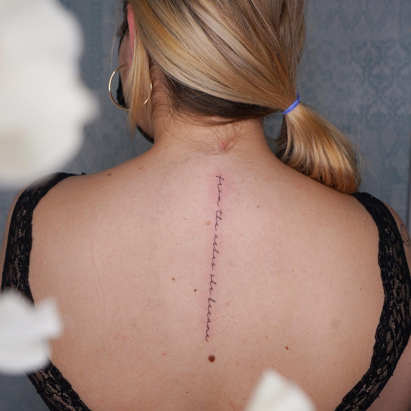 Tatuaje de frase en espalda, línea fina Sinkply Madrid